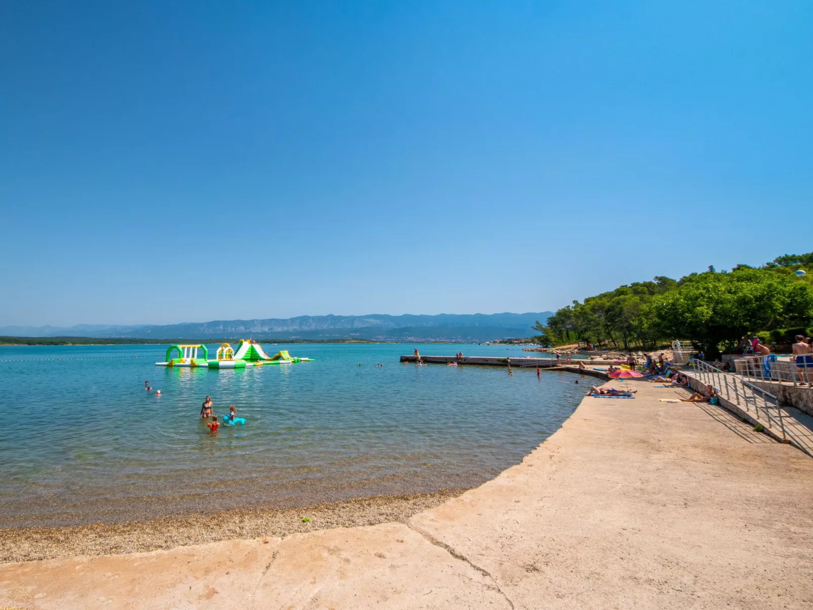 Geräumige, topmoderne Ferienvilla mit eigenem Pool-Omgeving