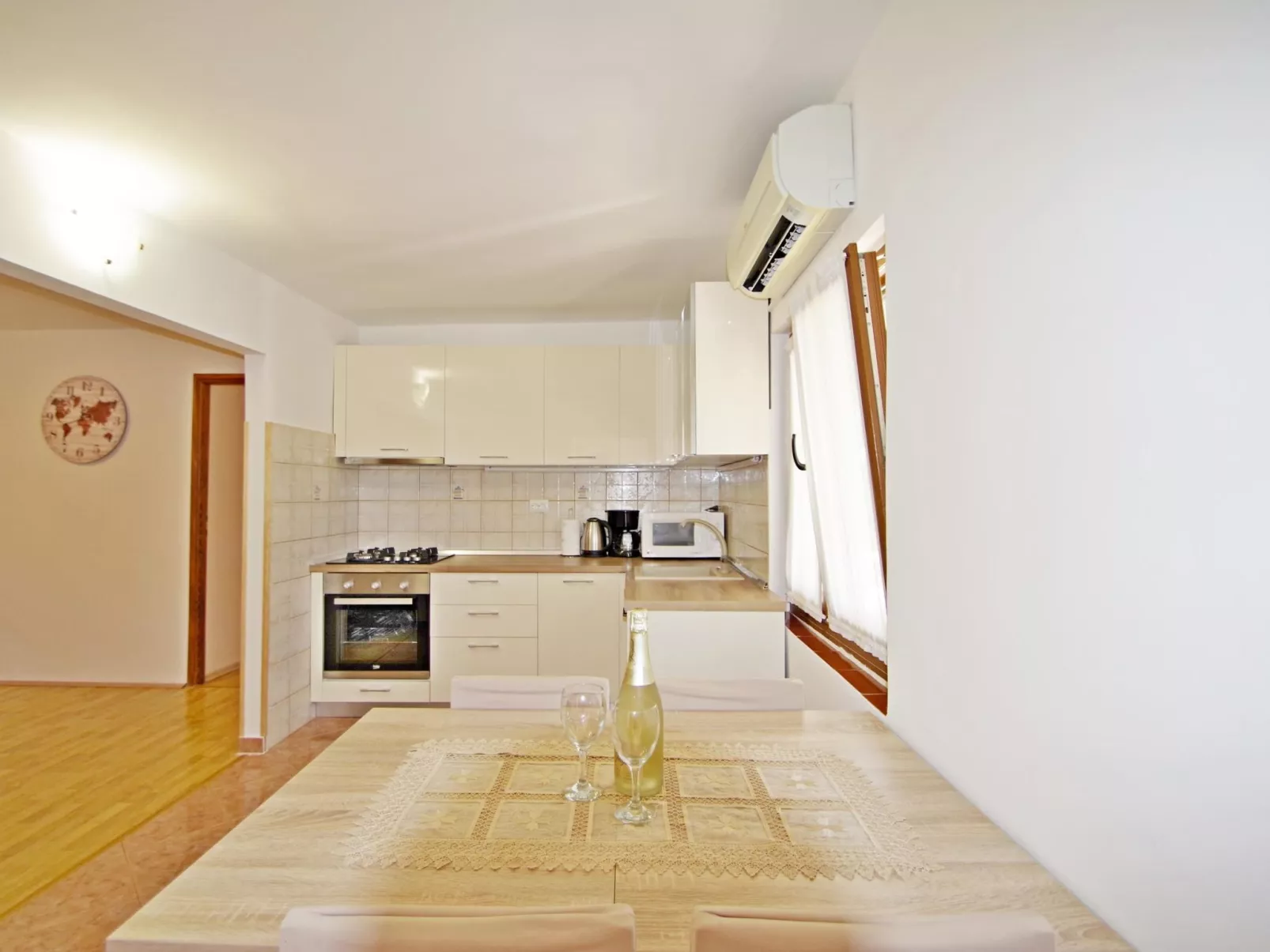 Schönes Haus mit großer grüner Umgebung, Pool-Binnen