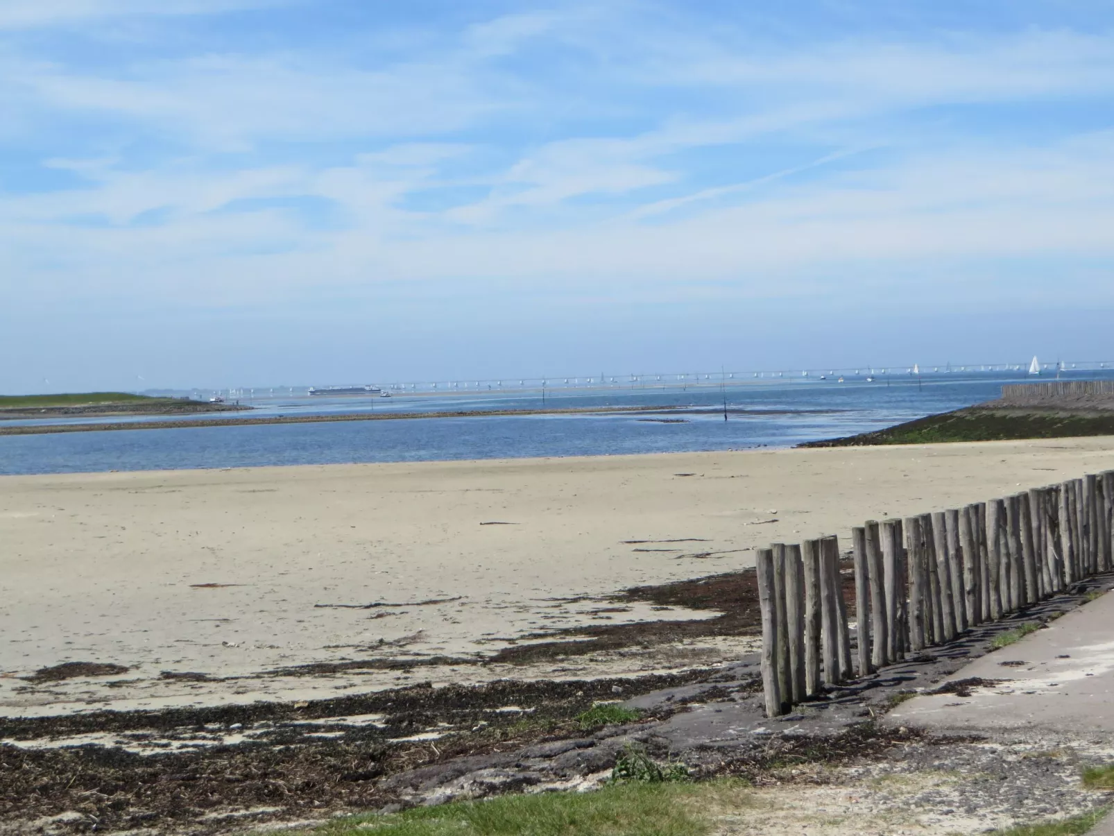 Gemütlicher Vier-Personen-Bungalow-Buiten
