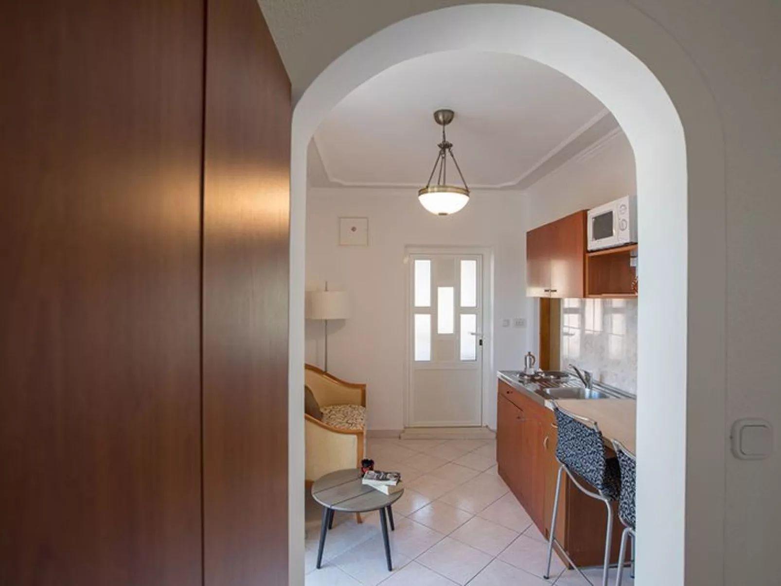 Mélanie C im ersten Stock einer Villa am Strand - Binnen