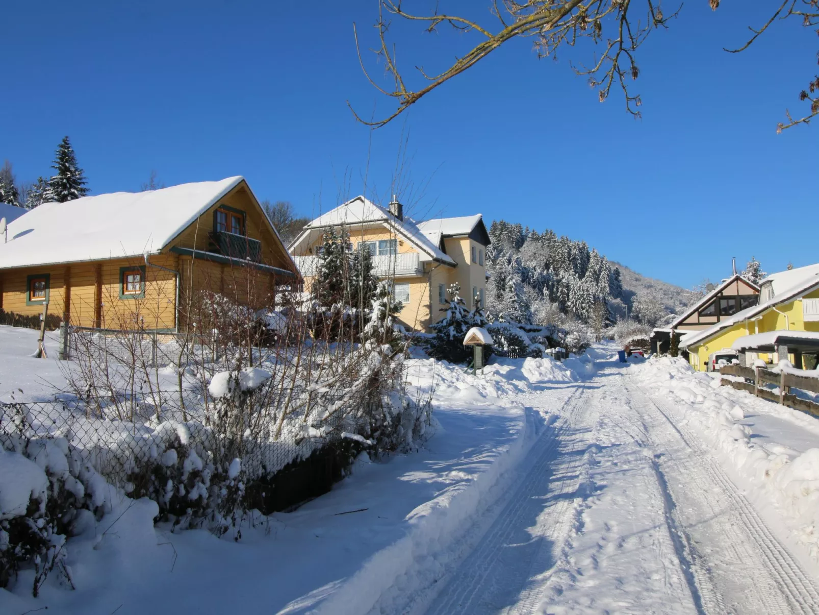 Wunderschönes Blockhaus mit Terrasse - Buiten