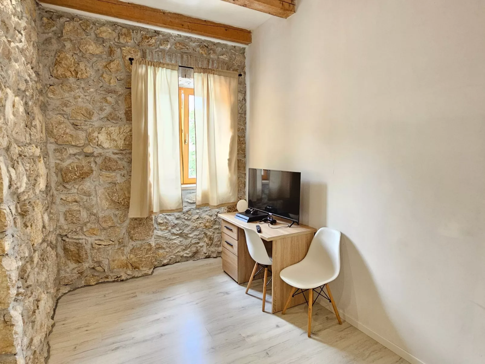 Steinhaus mit privatem Außenpool-Binnen