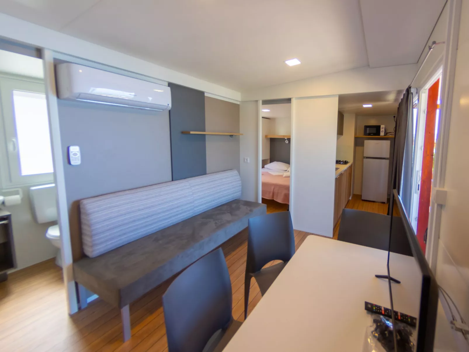 Mobilheim "Adria Family" mit Pool-Binnen