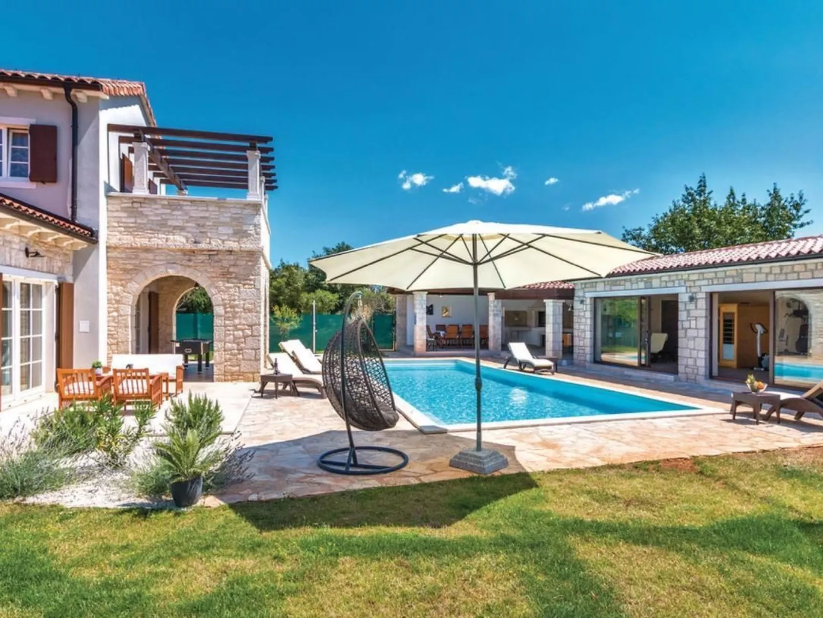 Mit Whirlpool und Sauna-Binnen