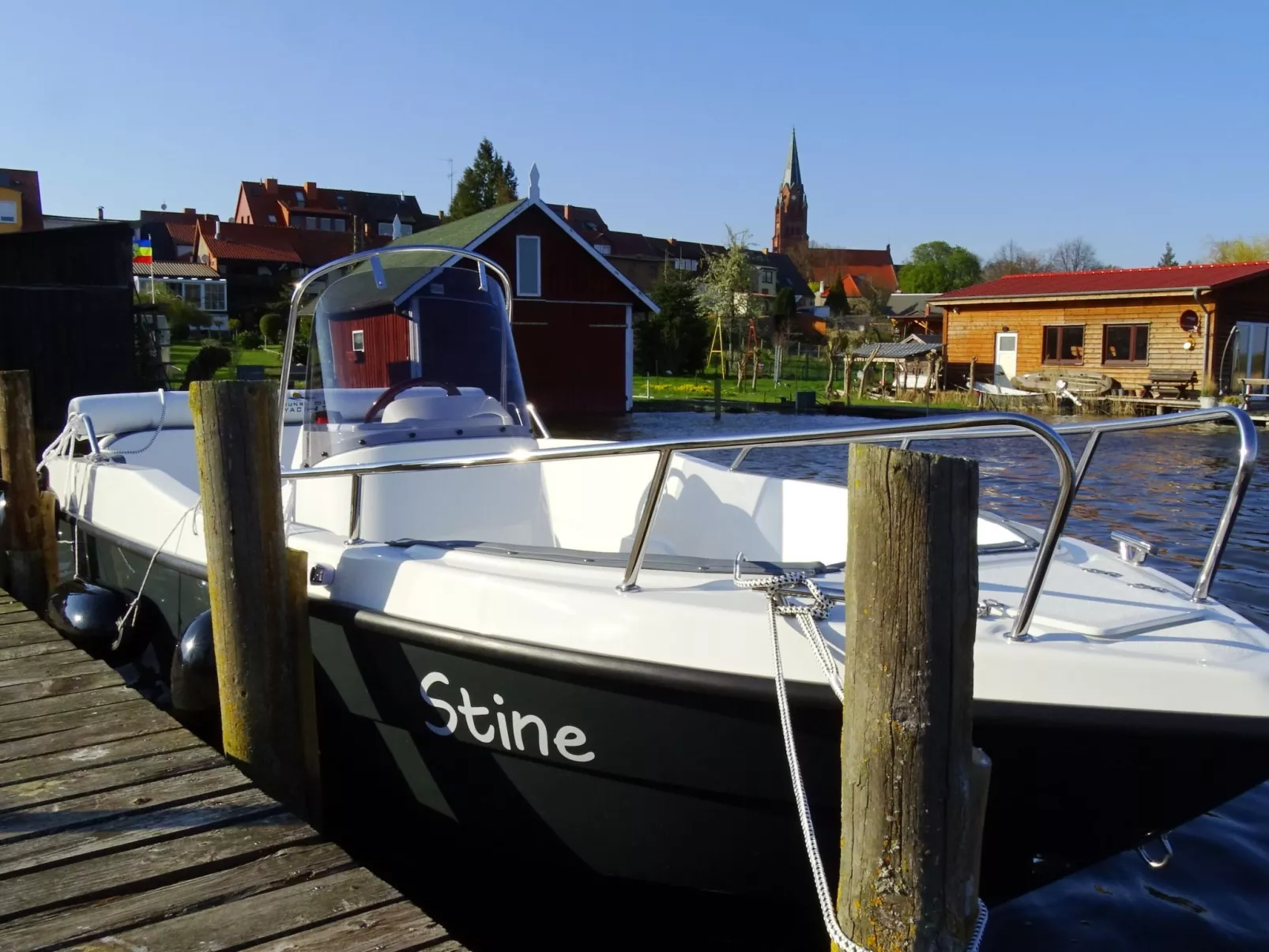 Gemütliches Dachgeschoss-Apartement mit Seeblick und großem Garten am Wasser-Buiten