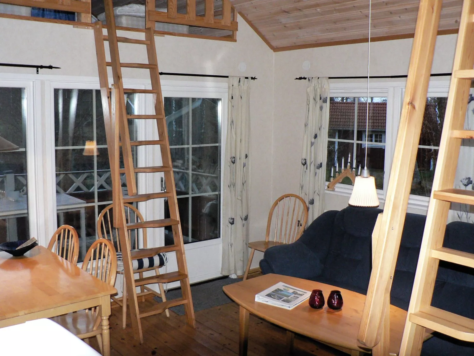 Holzhaus mit überdachter Terrasse-Binnen