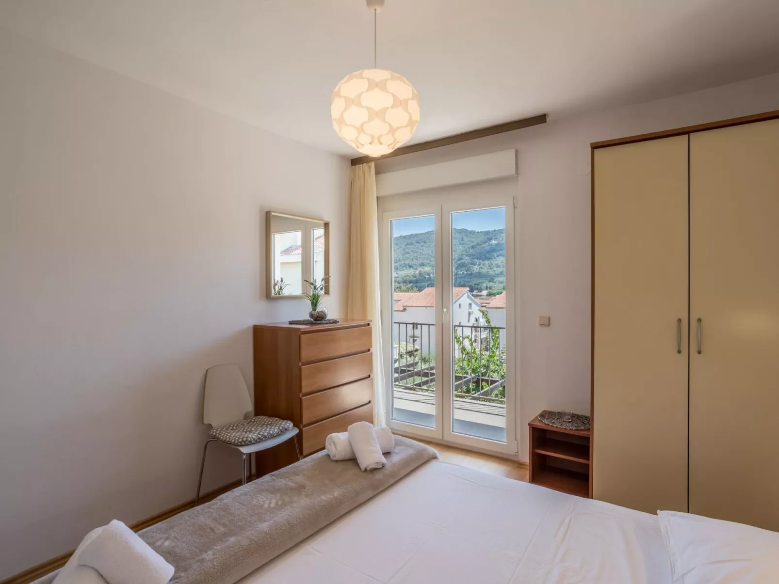 Tihana mit mediterranem Garten-Image-tags.info