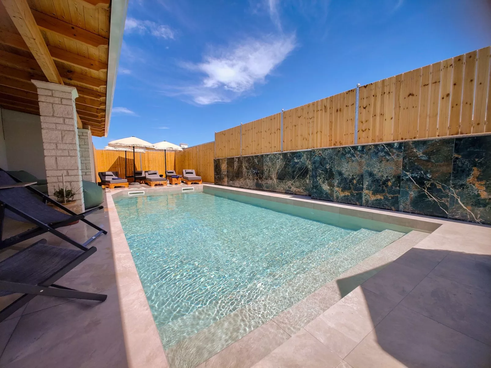 Entdecken Sie die ruhige Opulenz der Luxusvilla Levanda in Südalbanien - Buiten