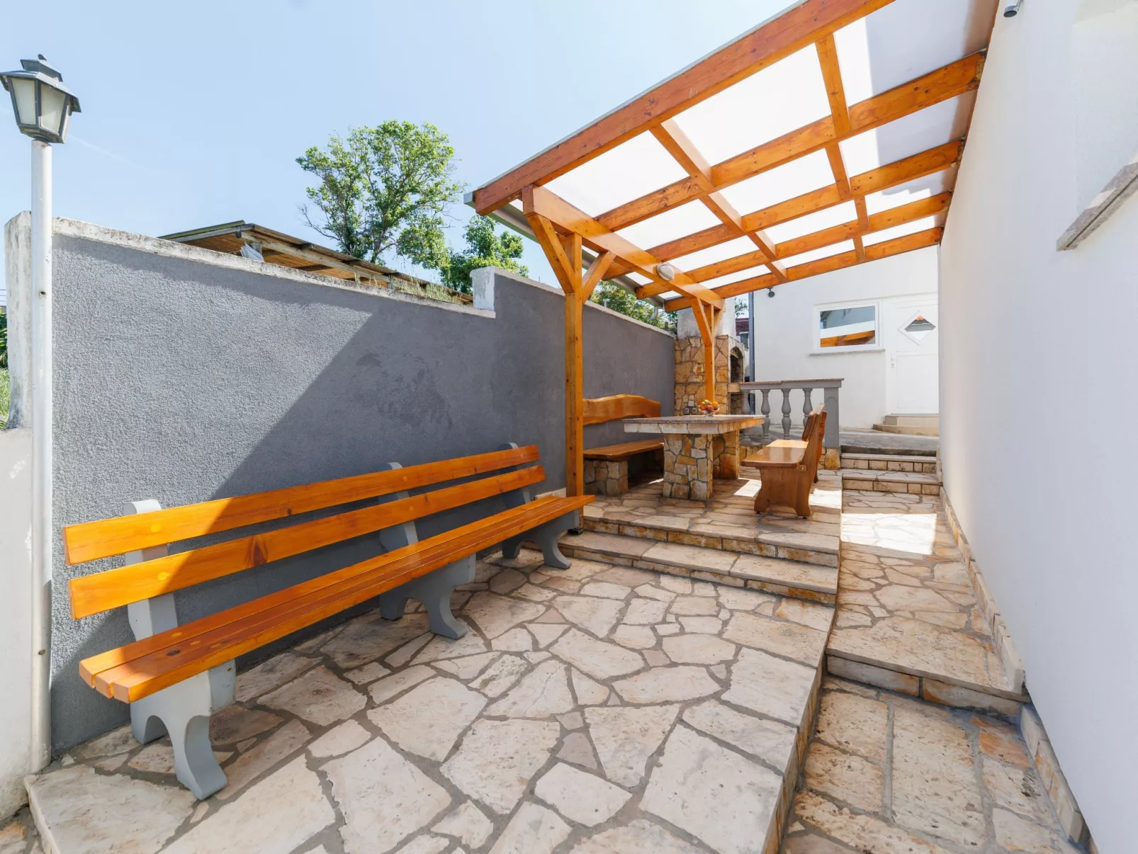 "Zara" mit Blick auf das Wasser-Binnen