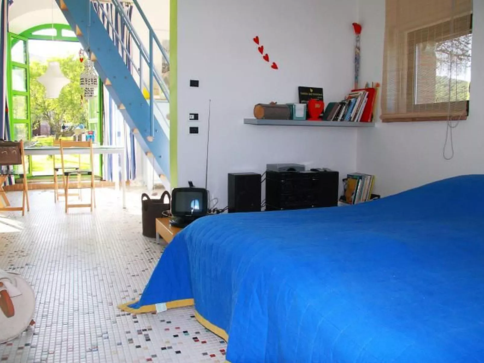 Studio mit Balkonblick ins bergige Grüne-Binnen