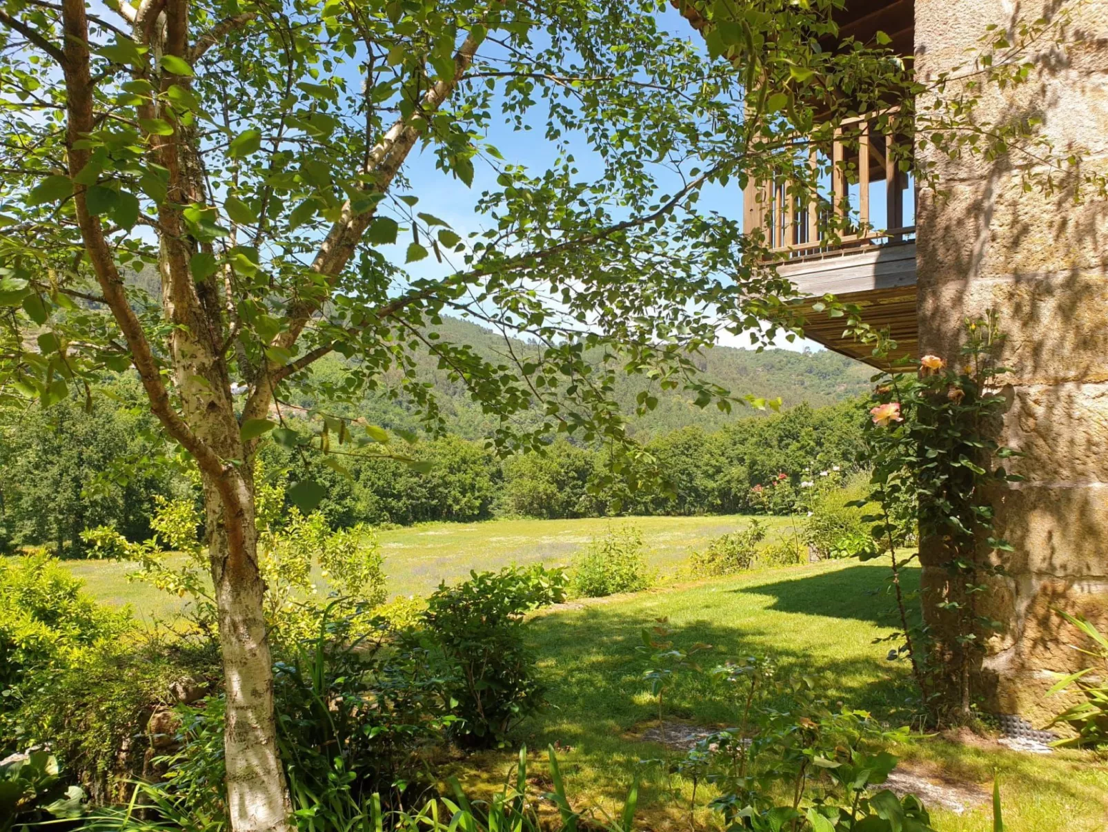 Haus jenseits des Flusses-Buiten