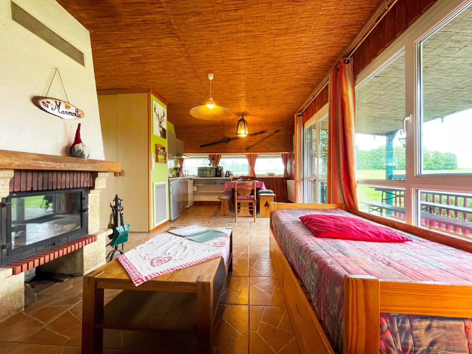 Charmantes Ferienhaus mit gemeinsamem Grill-Binnen