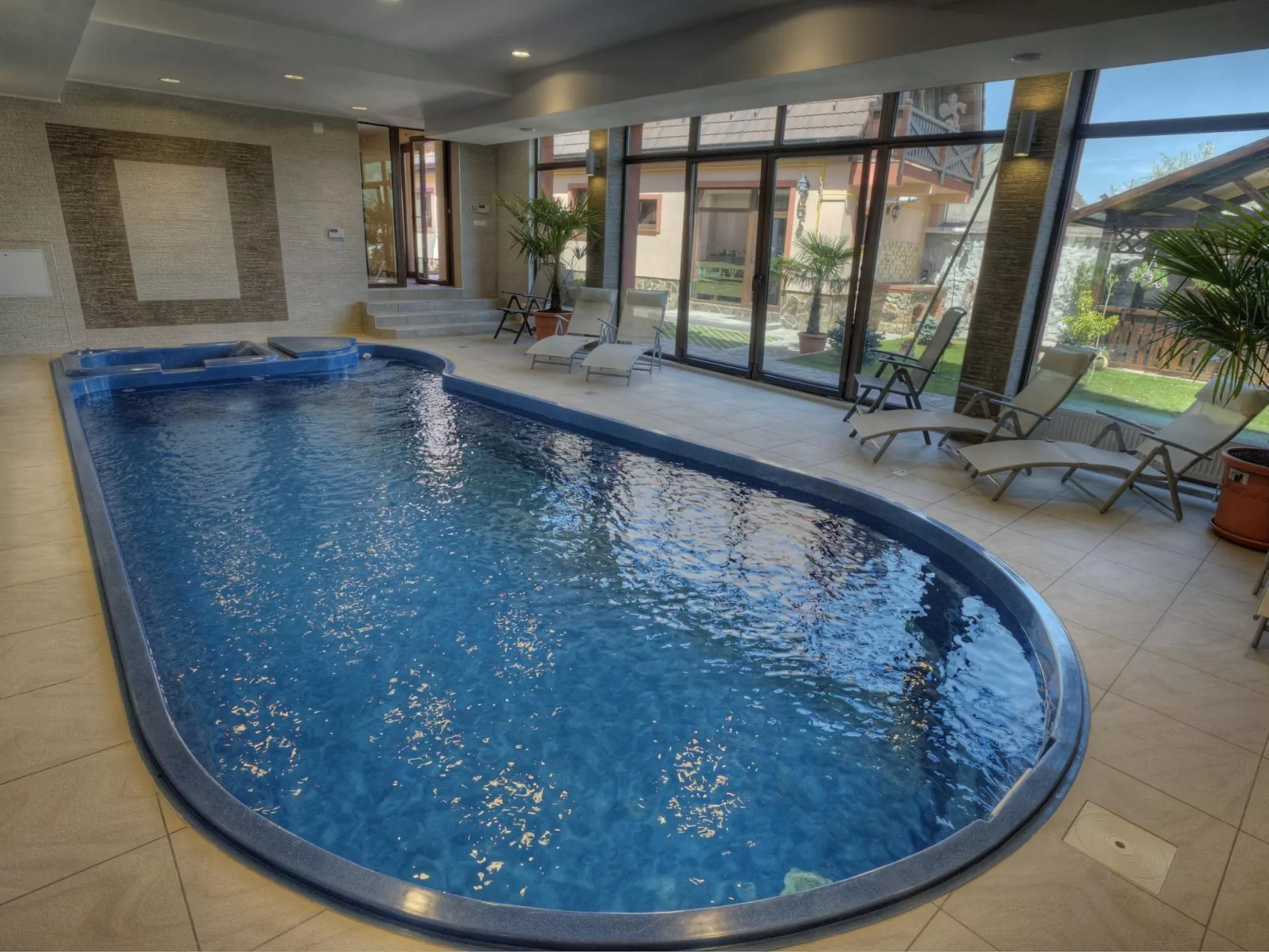 Kürzlich in eine Ferienvilla konvertiertes (2010), umfriedetes Haus aus der Sac-Binnen