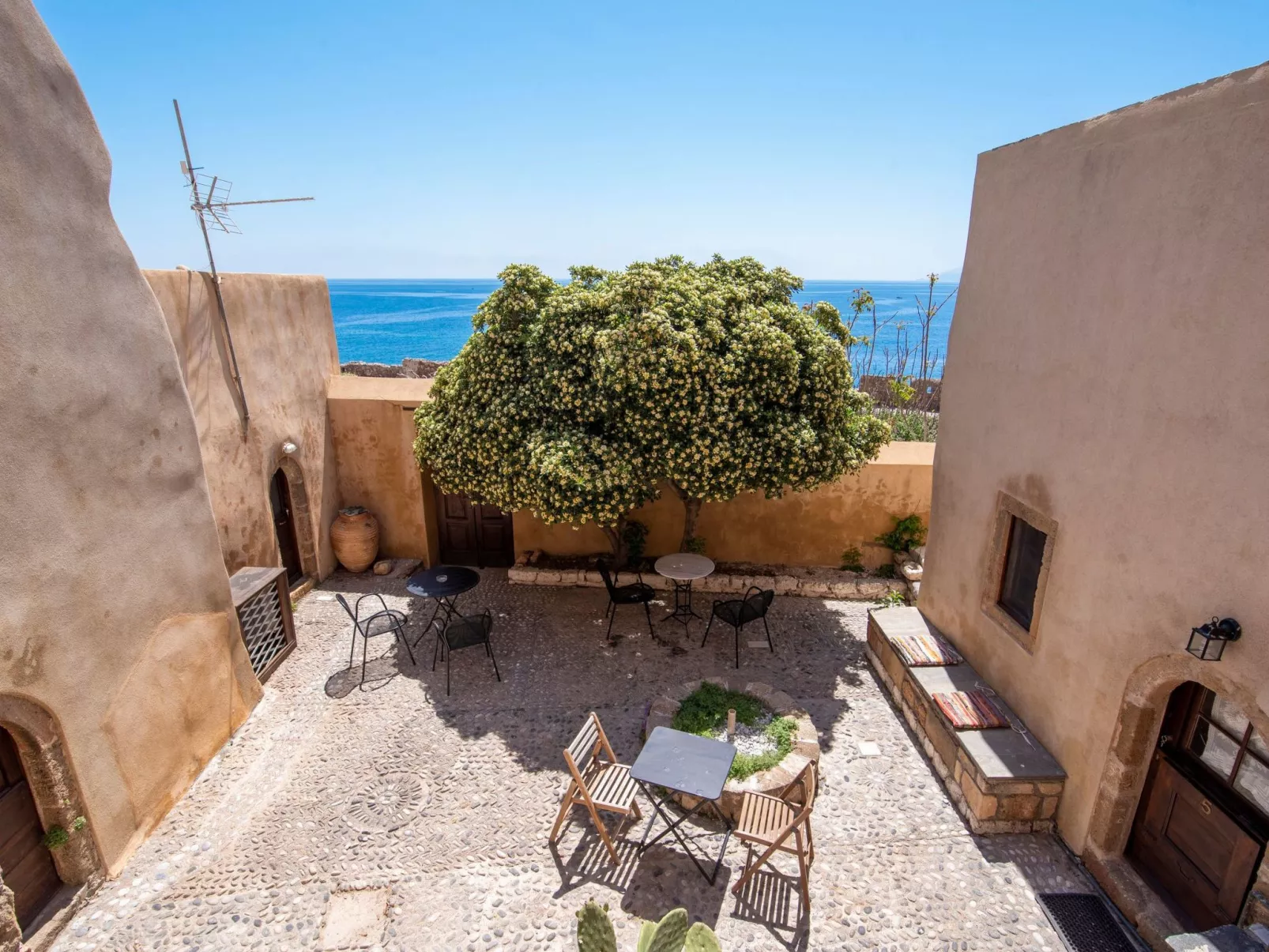 "Goulas" mit Blick auf das Wasser-Buiten
