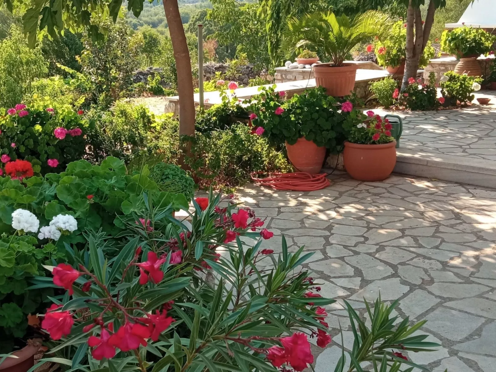 Steinhaus in Leonido mit Parkplatz-Binnen