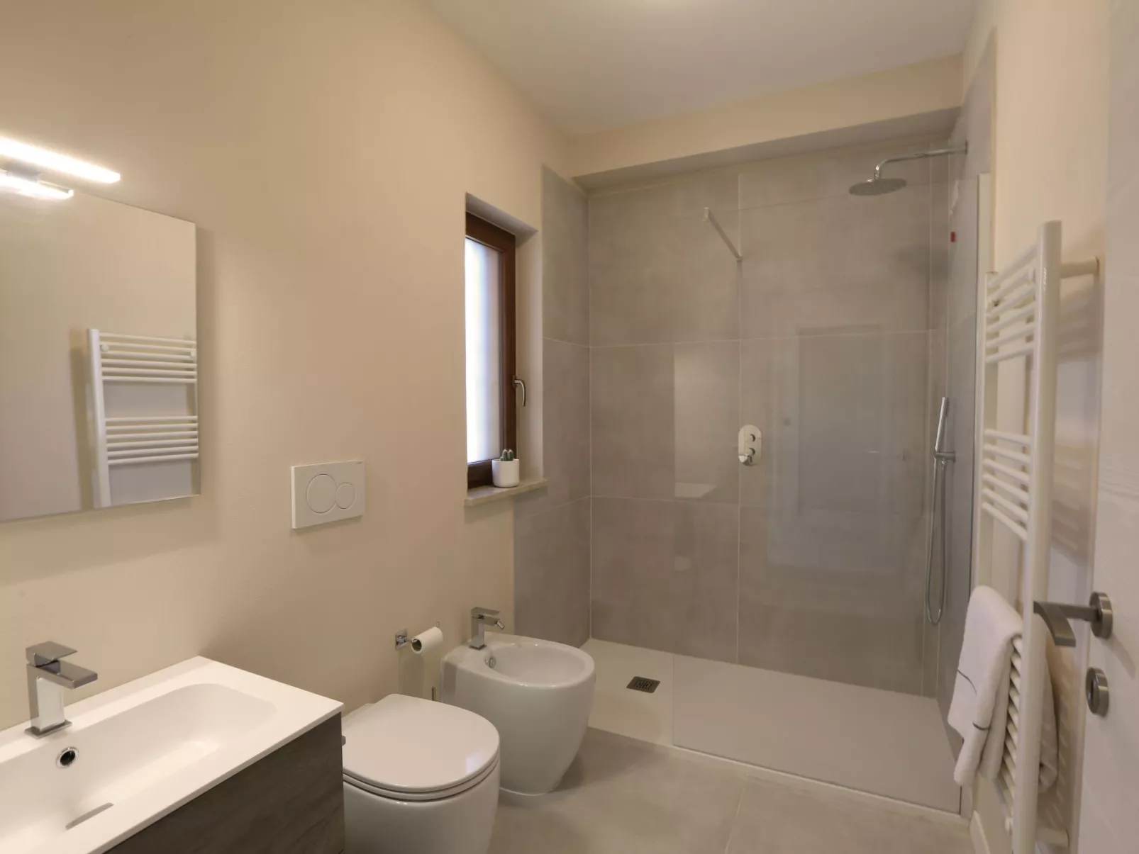 Neue Wohnung mit 2 Zimmern, Veranda und Pool-Binnen