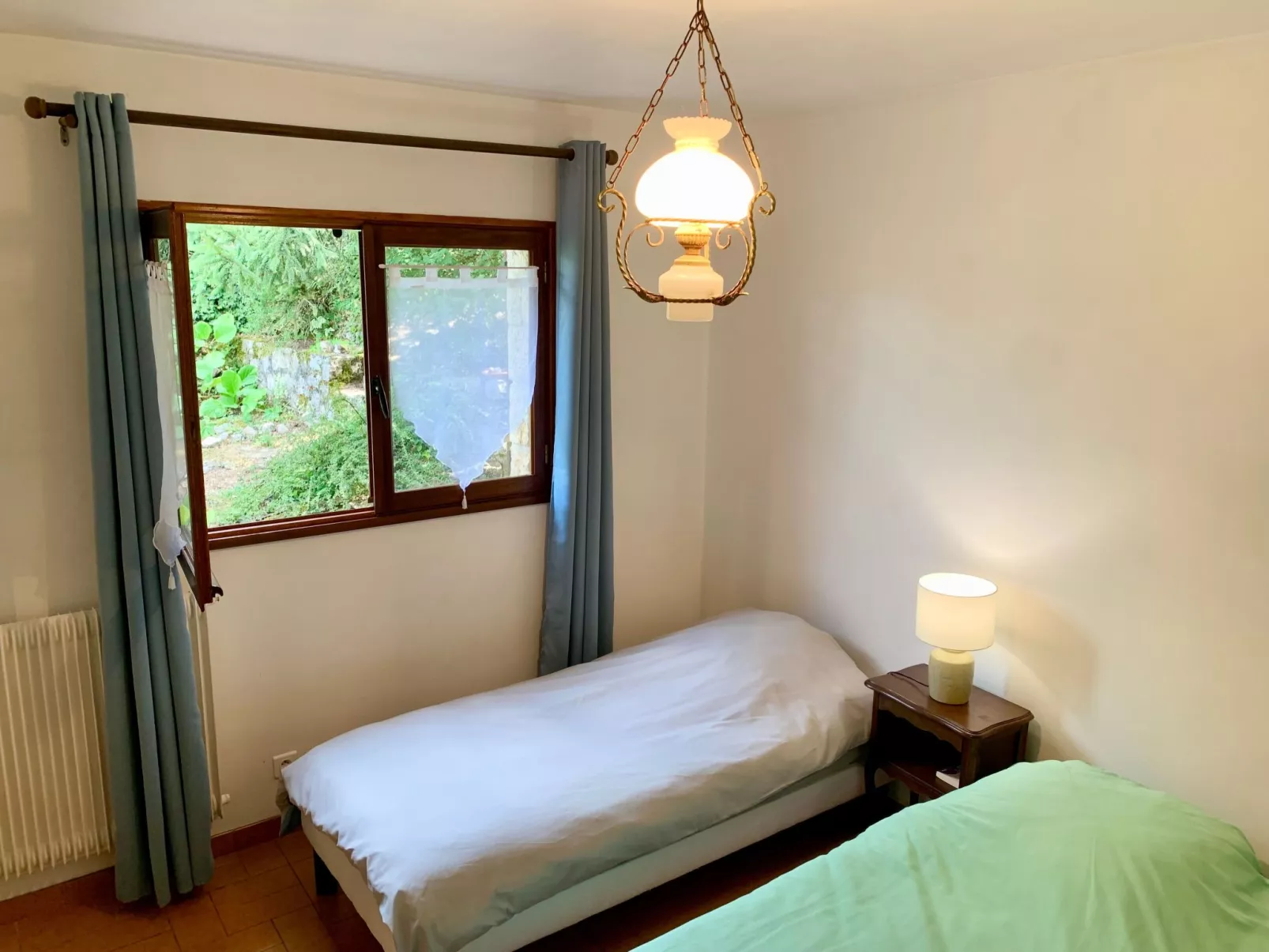 Steinhaus Garten und Blick auf die Berge-Binnen