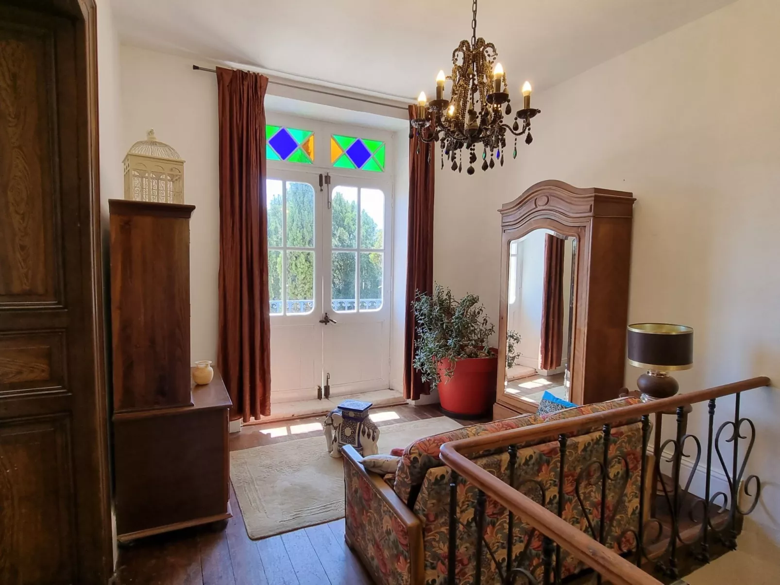 8-Zimmer-Schloss mit Pool und eigenem Park-Binnen