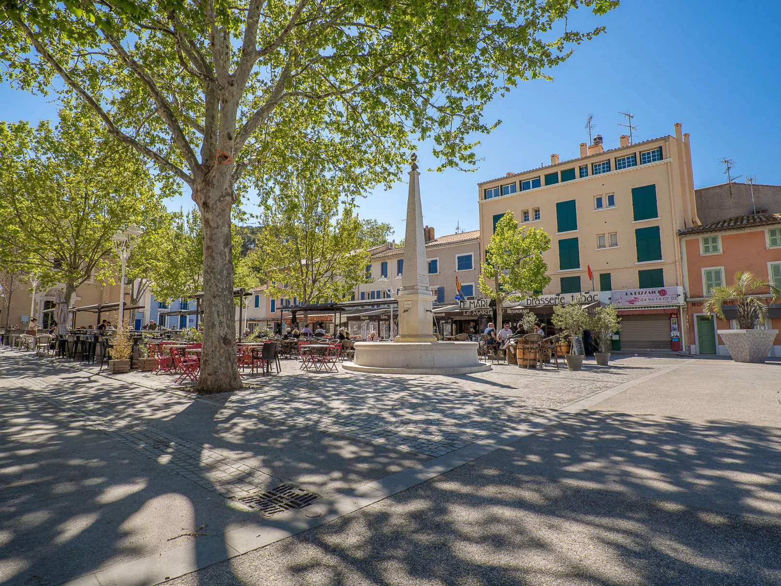 Im Herzen der Weinberge, schattige Terrasse umgeben von Grün, Pool - Omgeving