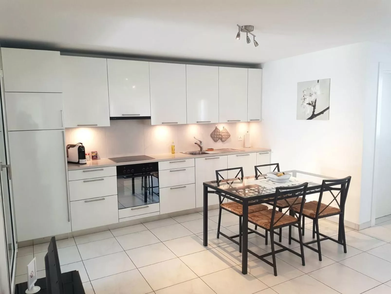 Residenza Vivian - Swan Lake Suite Apt. 304-Binnen