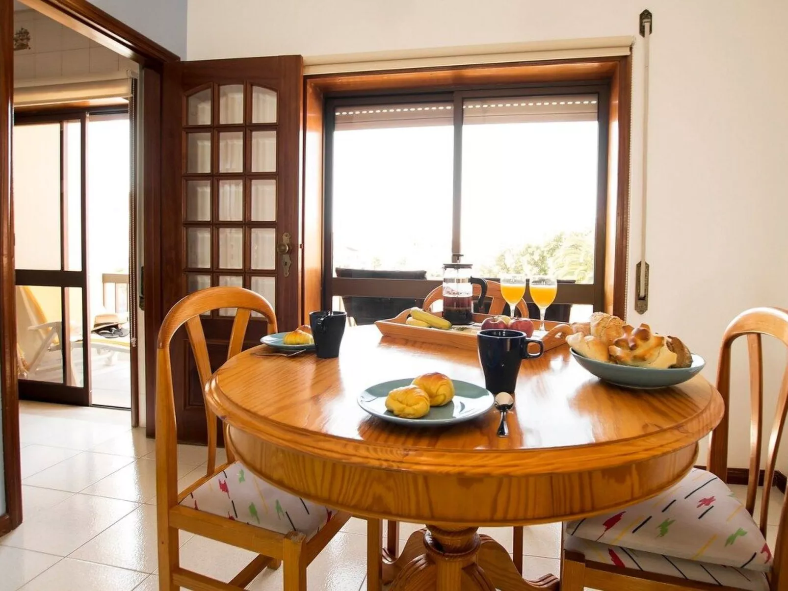 Haus der Scheinwerfer mit freier Garage-Binnen