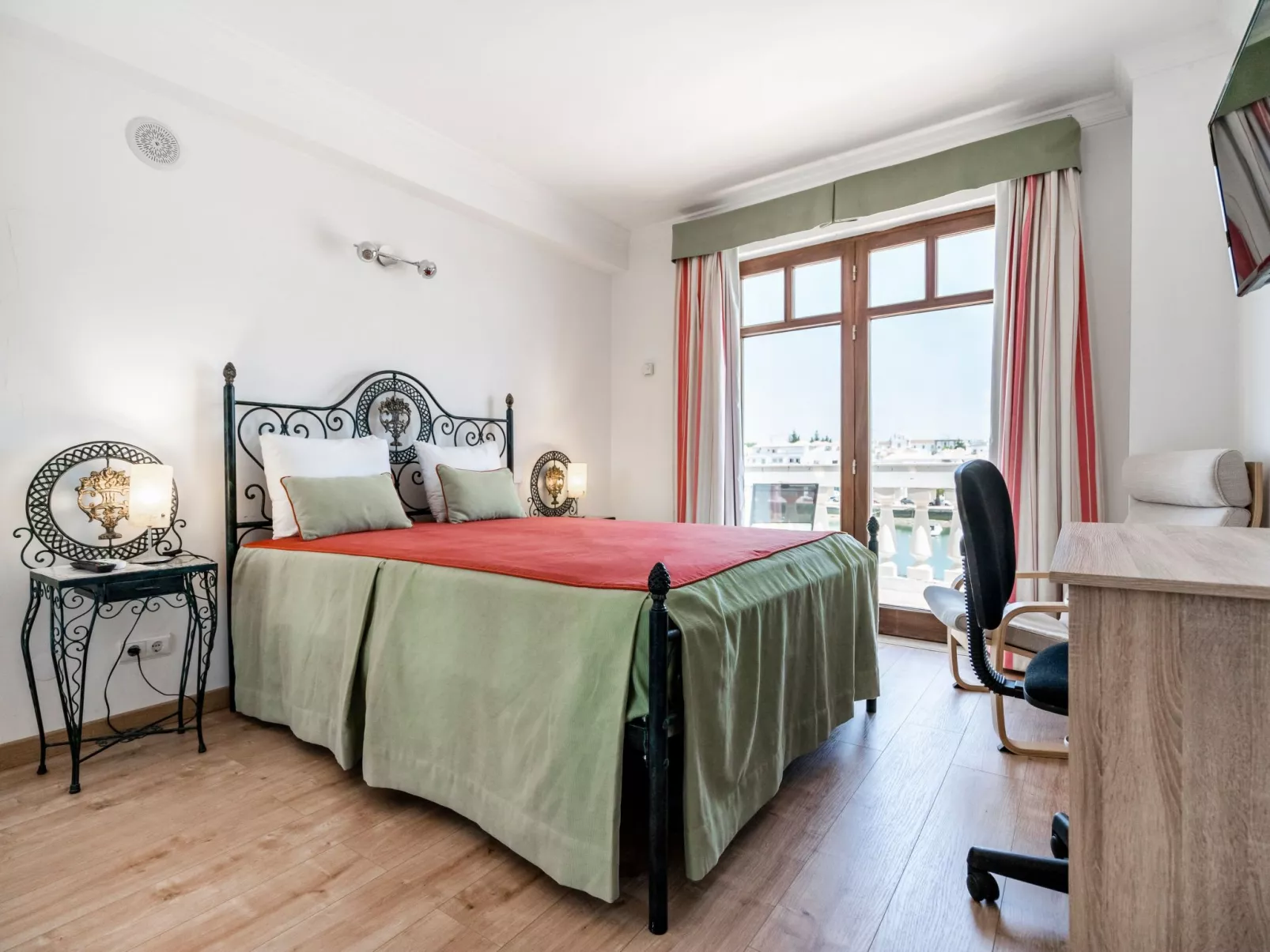 Haus am Flussufer-Image-tags.info