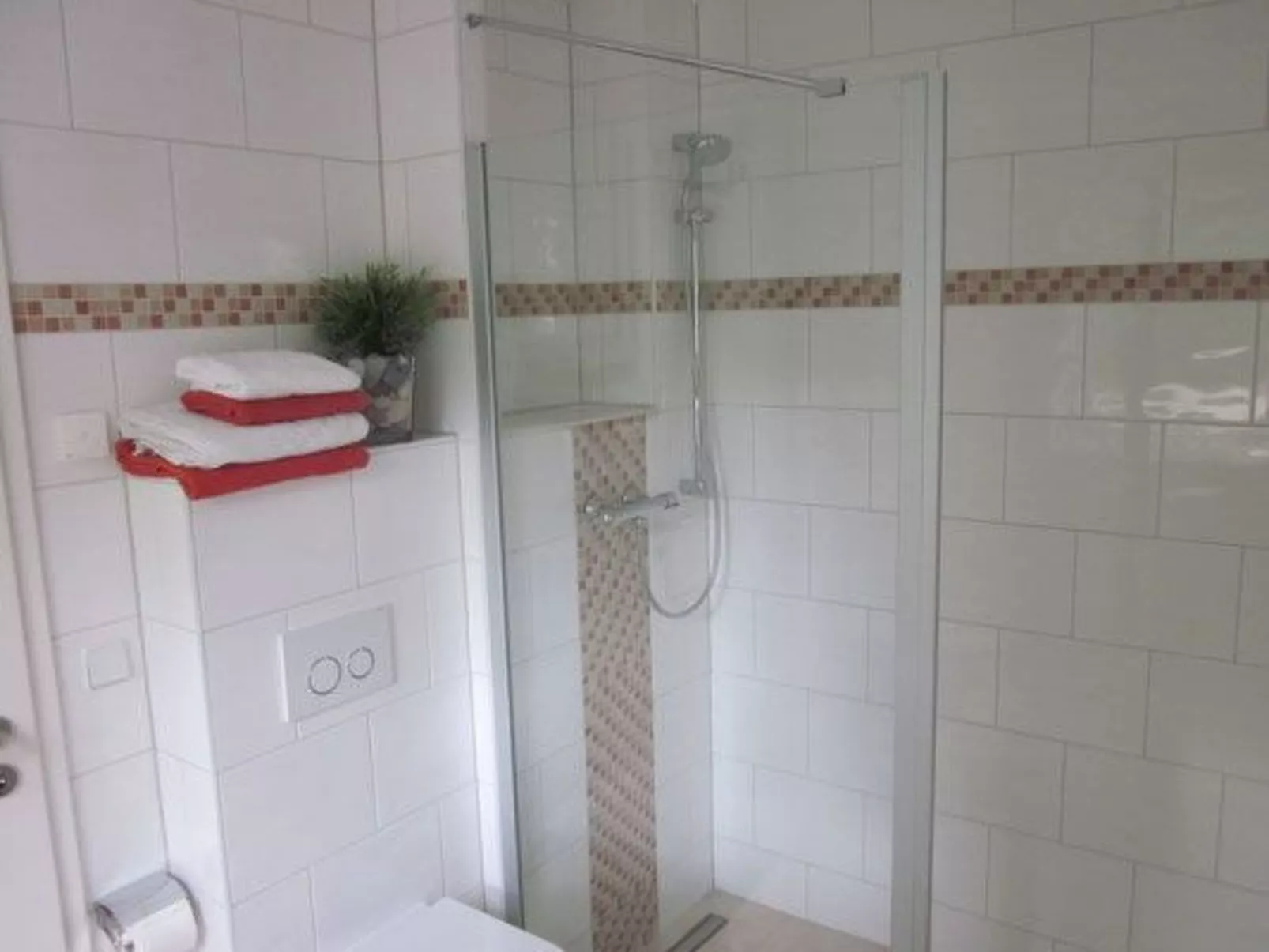 Moderne Maisonette-Wohnung mit Terrasse-Binnen