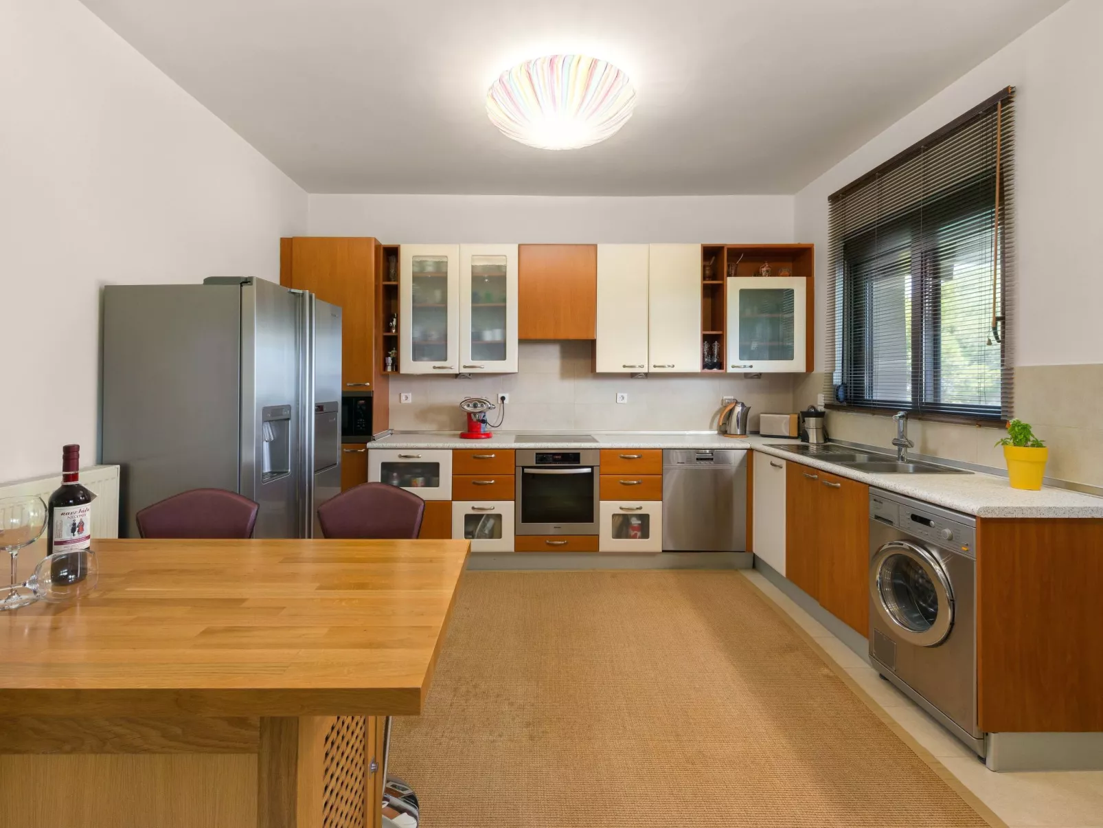 In Sgourou mit Parkplatz, Blick ins Grüne-Binnen