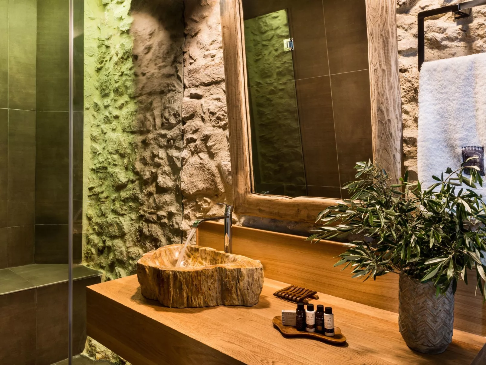 "Liodosifis" mit eigenem Pool-Image-tags.info