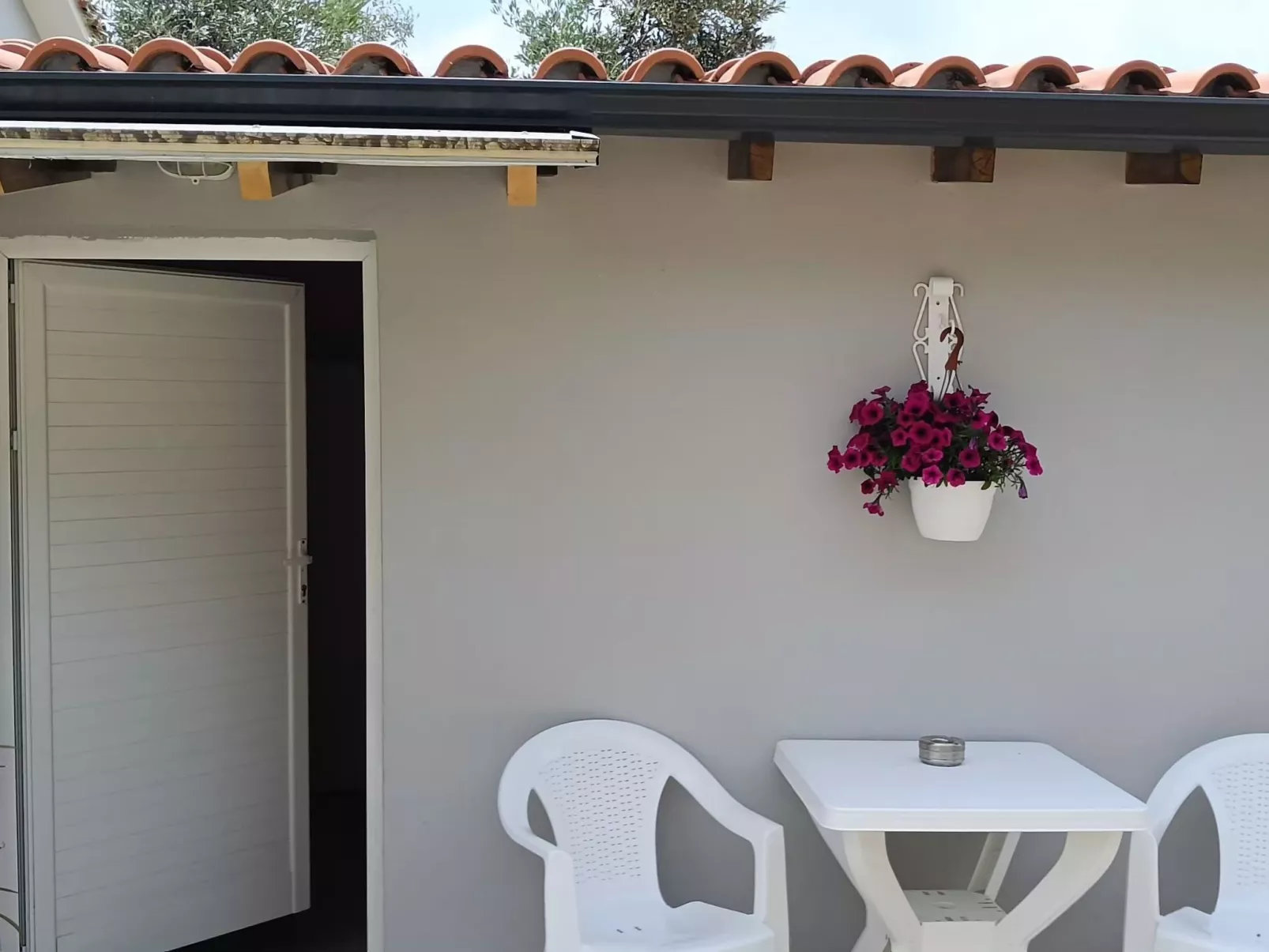 Berge und die ikonische Landebahn des Flughafens Skiathos-Image-tags.info