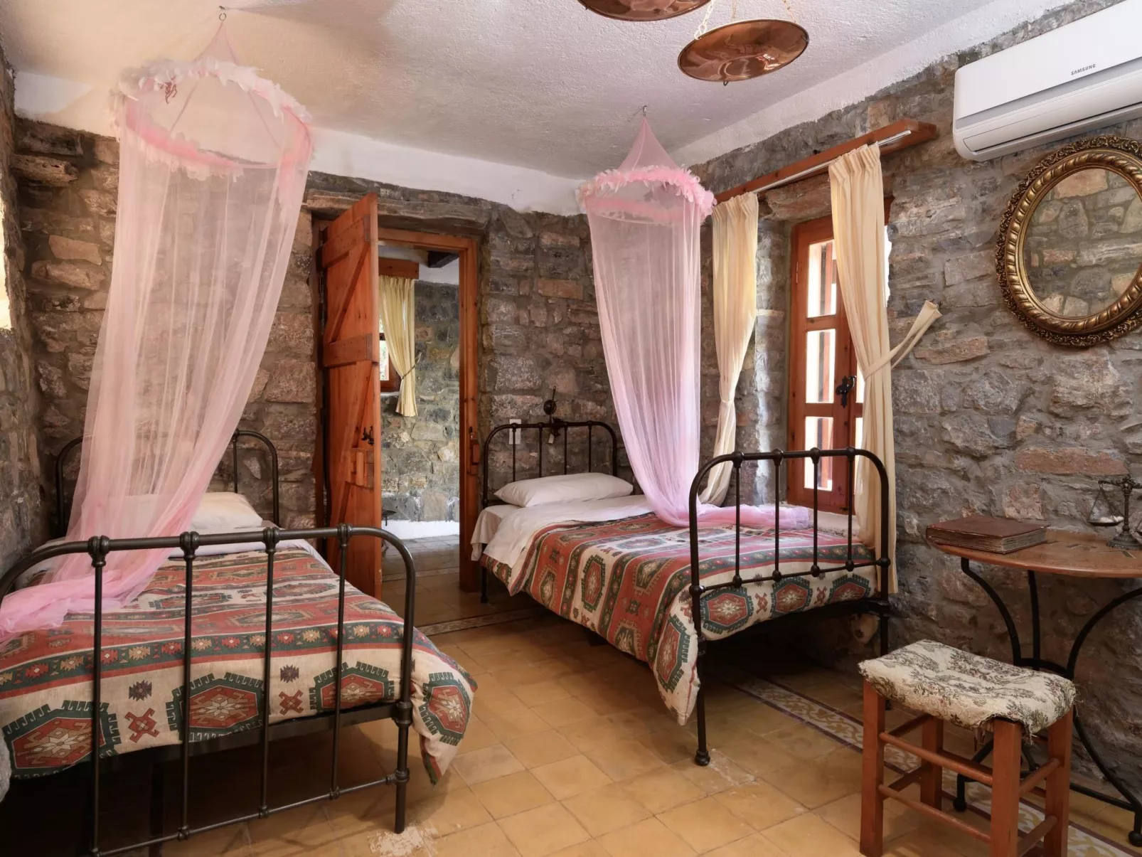 Kretisches Steinhaus mit Gemeinschaftspool-Binnen