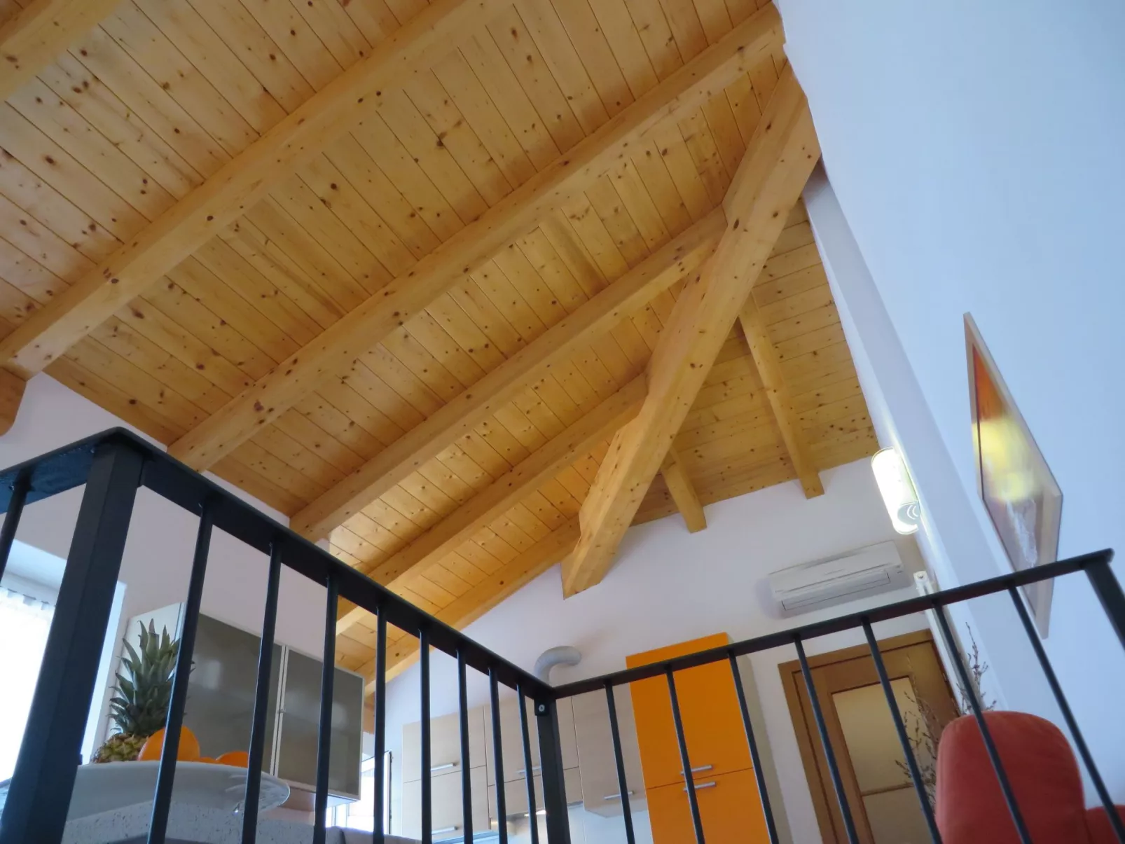 Schönes Dachgeschosszimmer mit großem Balkon BV5-Binnen