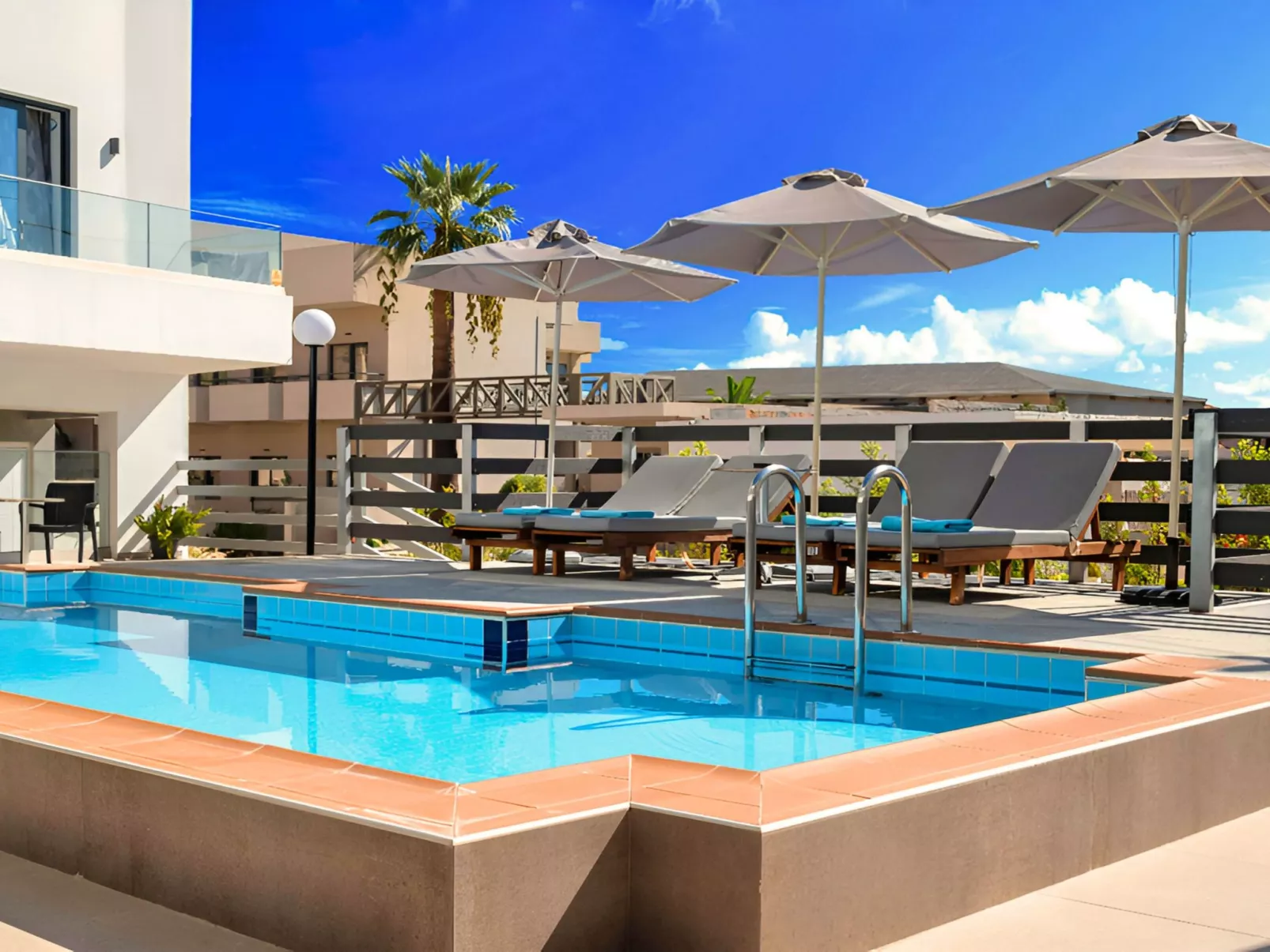 Pnoe Beachside Suite-Binnen