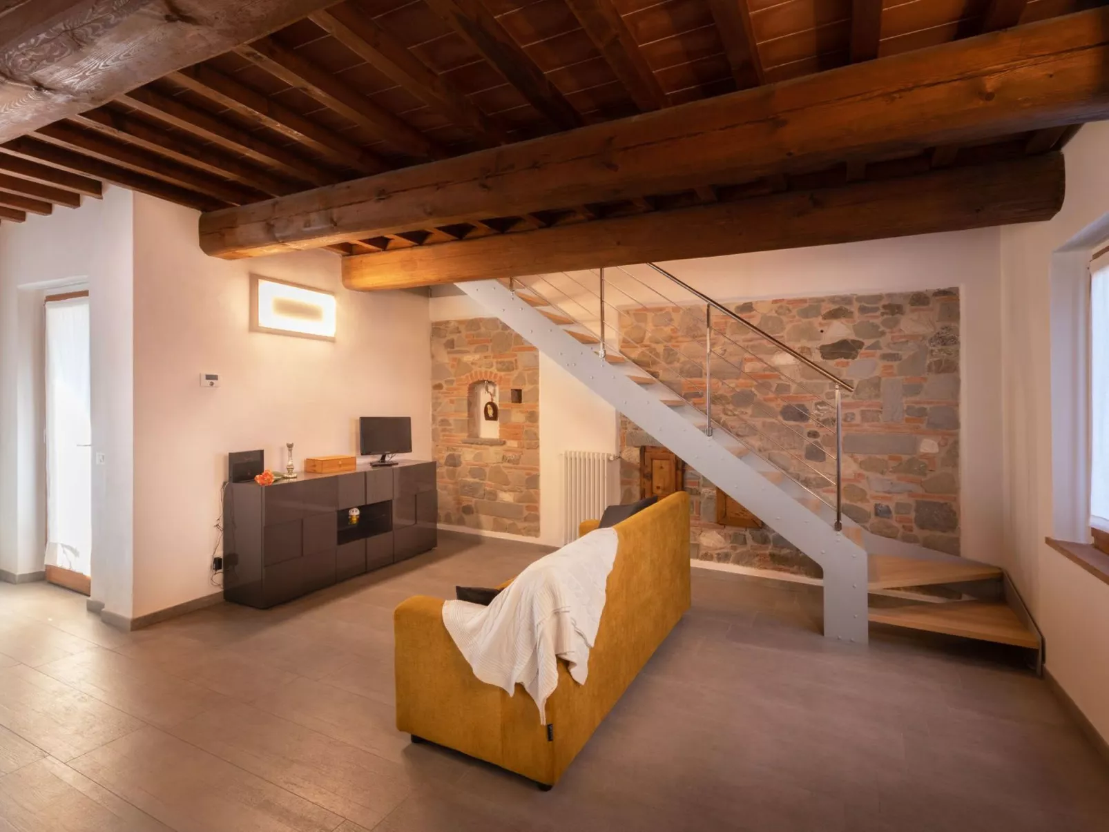 Modernes Haus mit Garten und privatem Parkplatz-Binnen