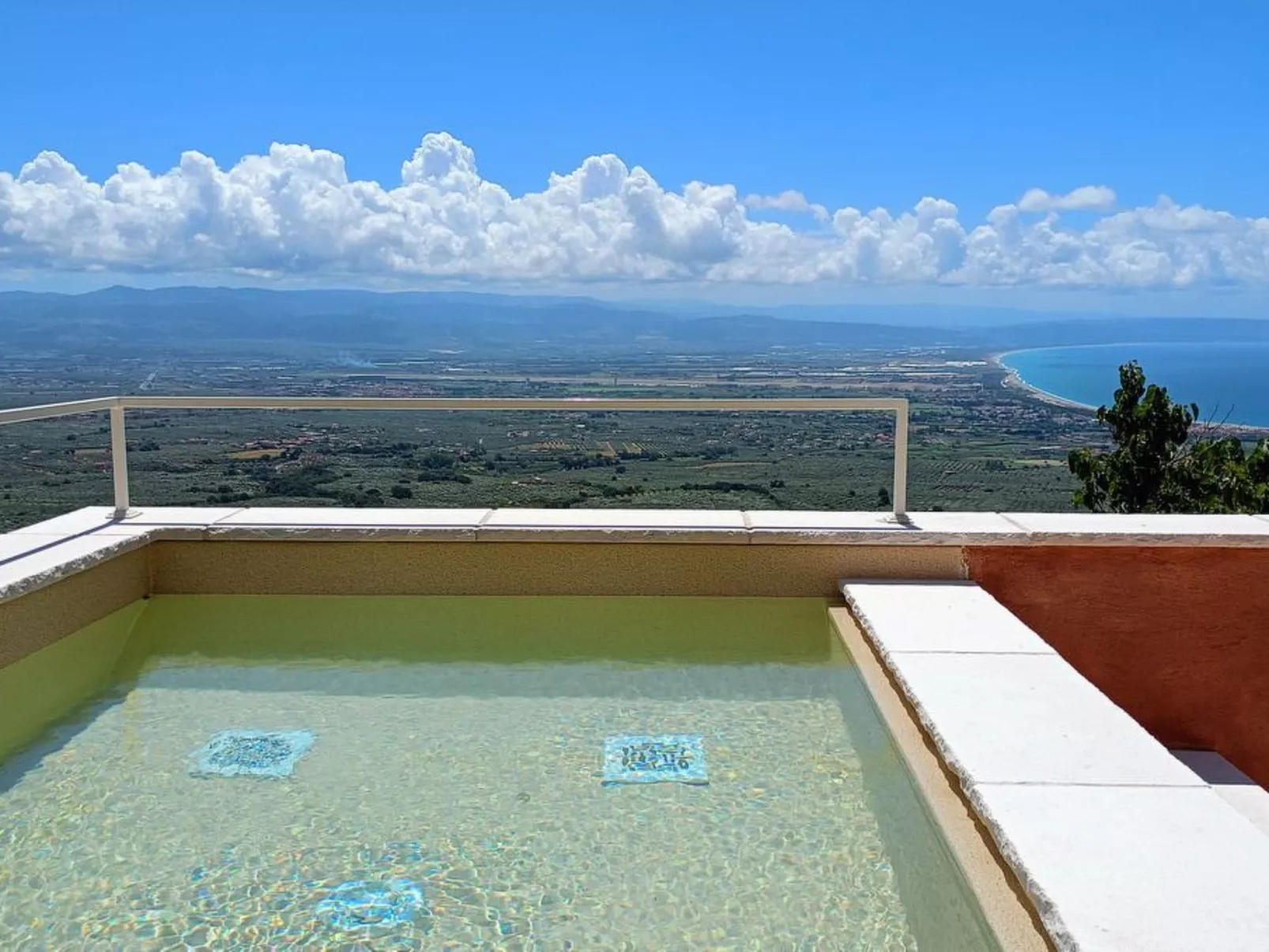 Villa mit Whirlpool, nur 6 km vom Strand entfernt-Buiten