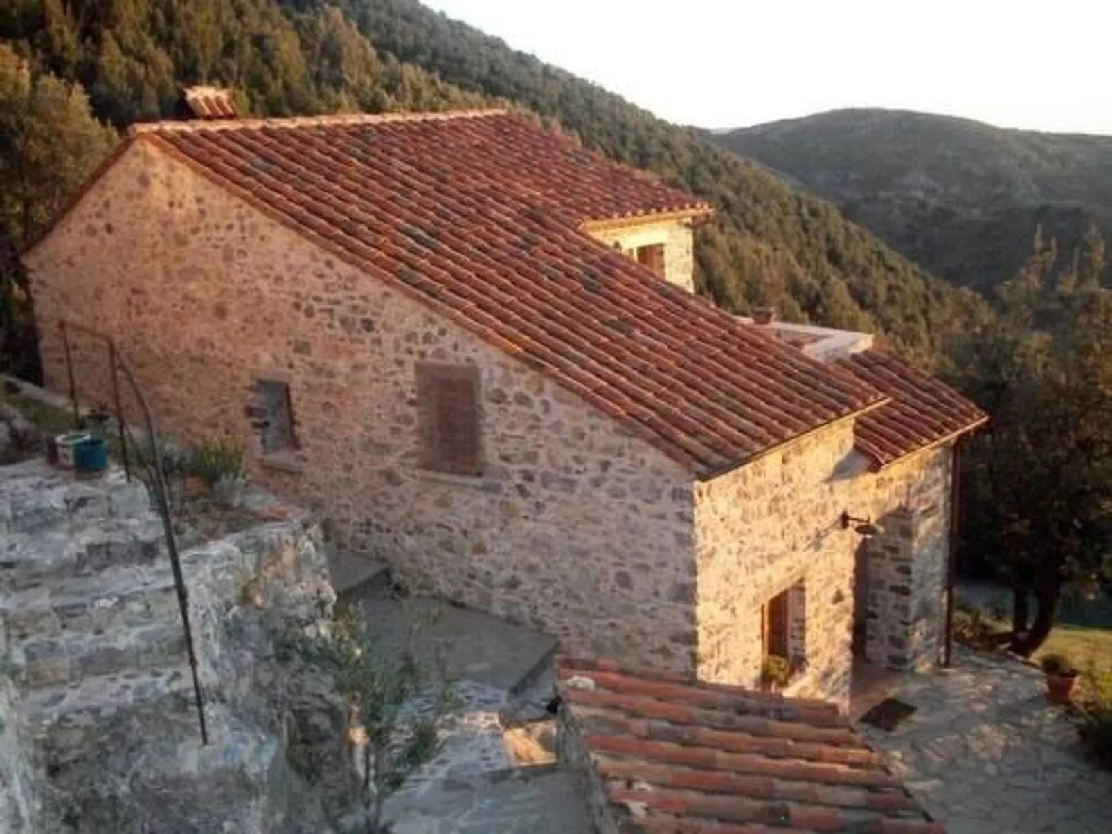 Natursteinhaus mit Panoramablick zum Meer-Buiten