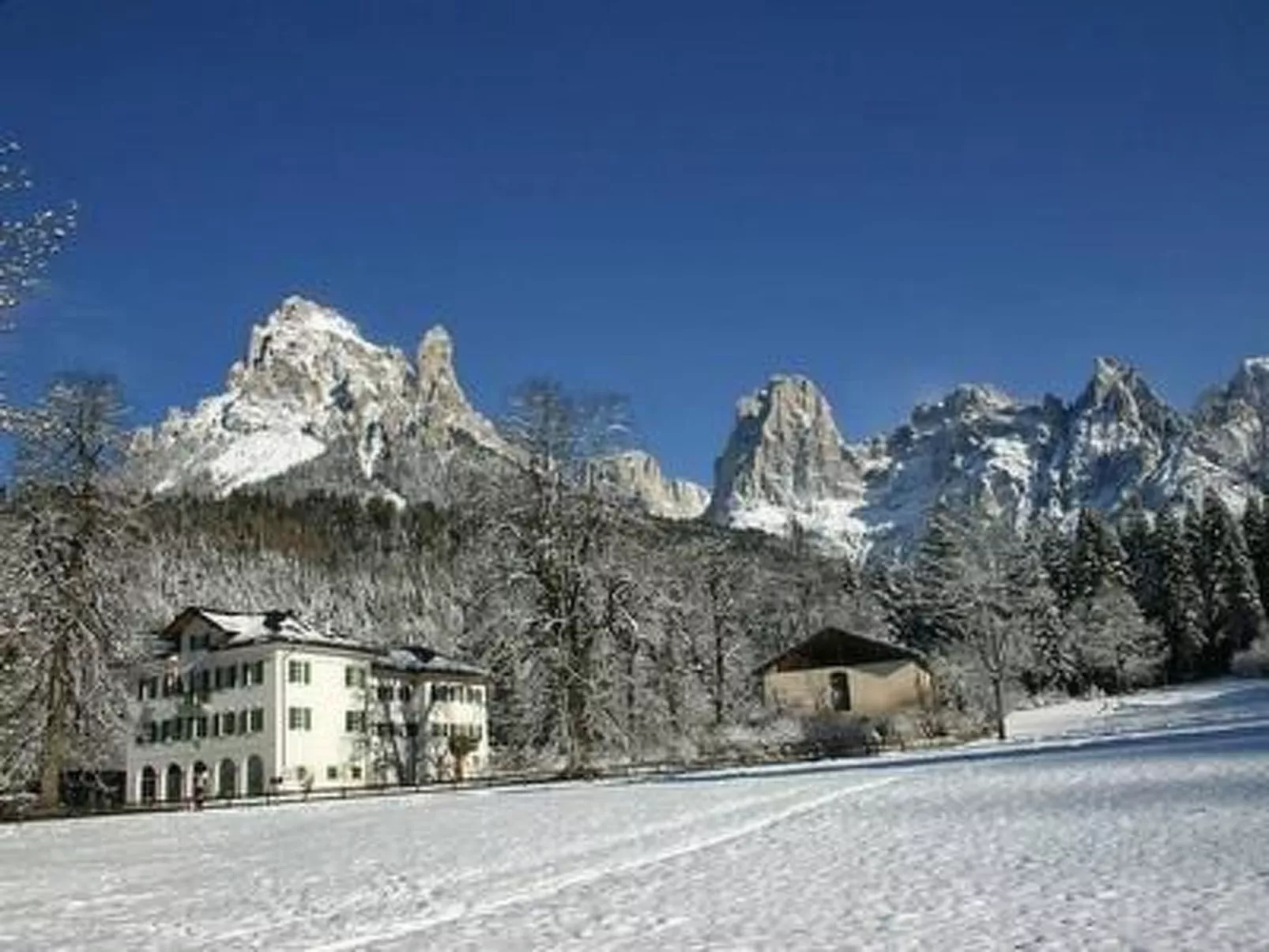 Romantisches Chalet in den Wiesen der Dolomiten-Binnen