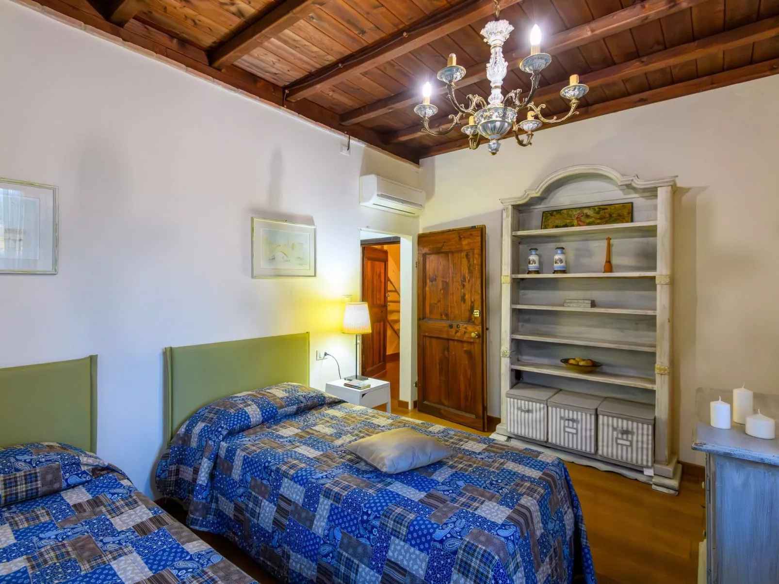 Licht unter den Buchen, Marche Urlaub, privater Pool-Binnen