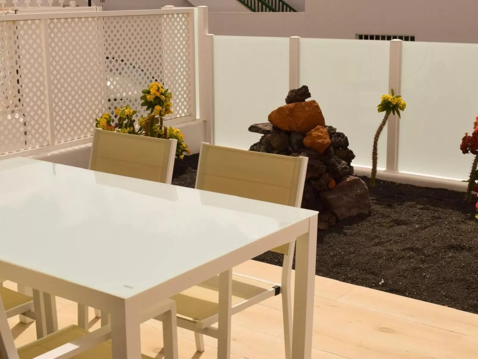 Apartamento con terraza-Buiten