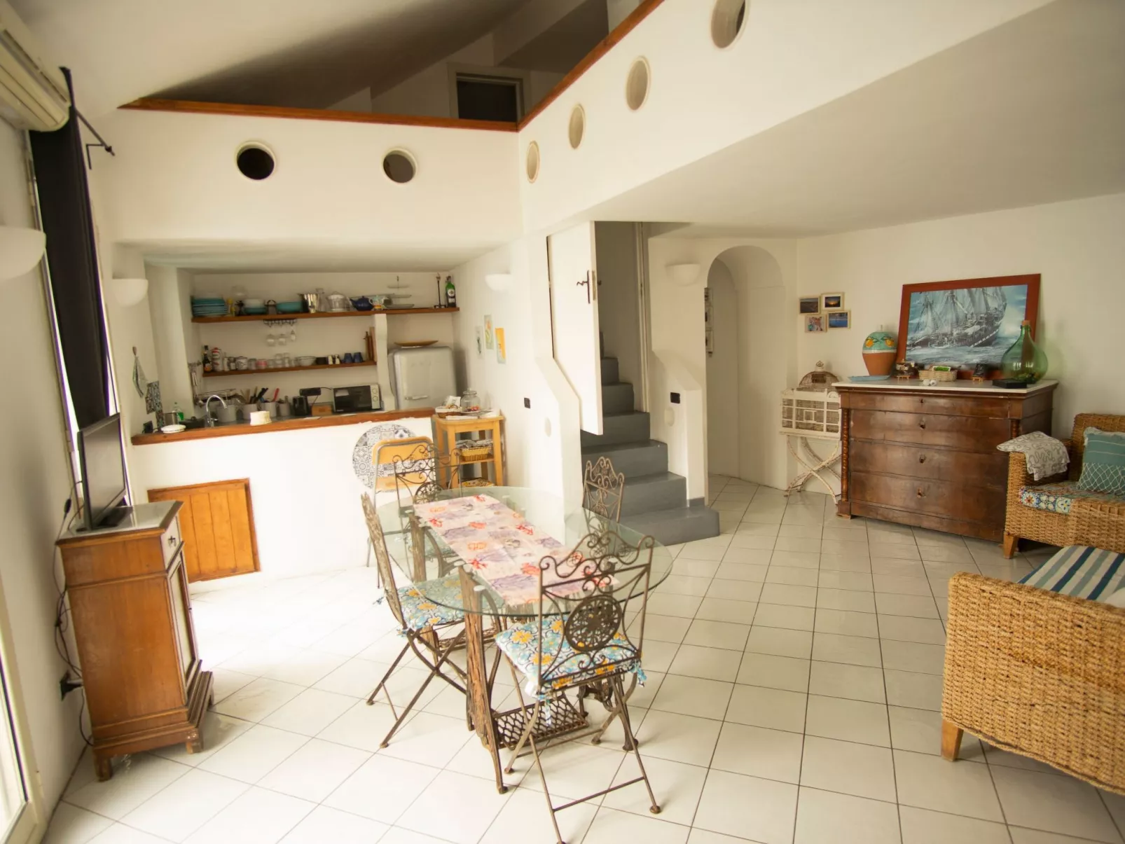 Villa auf einer natürlichen Klippe mit Blick auf das Meer, nur wenige Schritte-Binnen