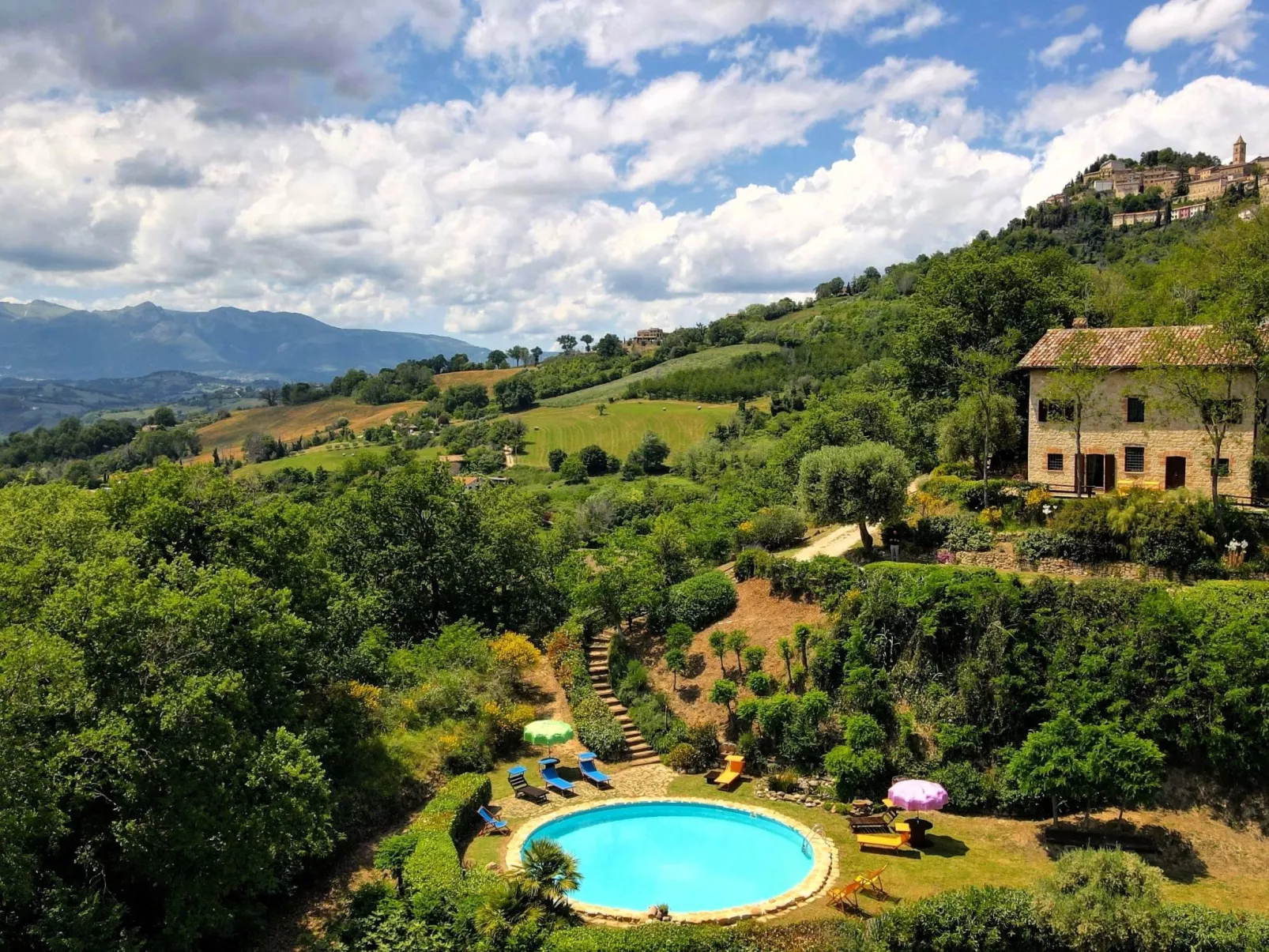 Große Wohnung mit Blick von den Bergen bis zum Meer-Binnen