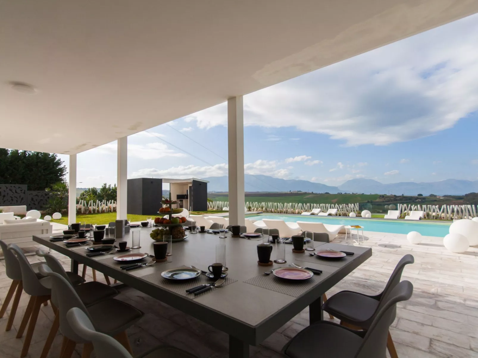 Weiße Luxusvilla-Binnen