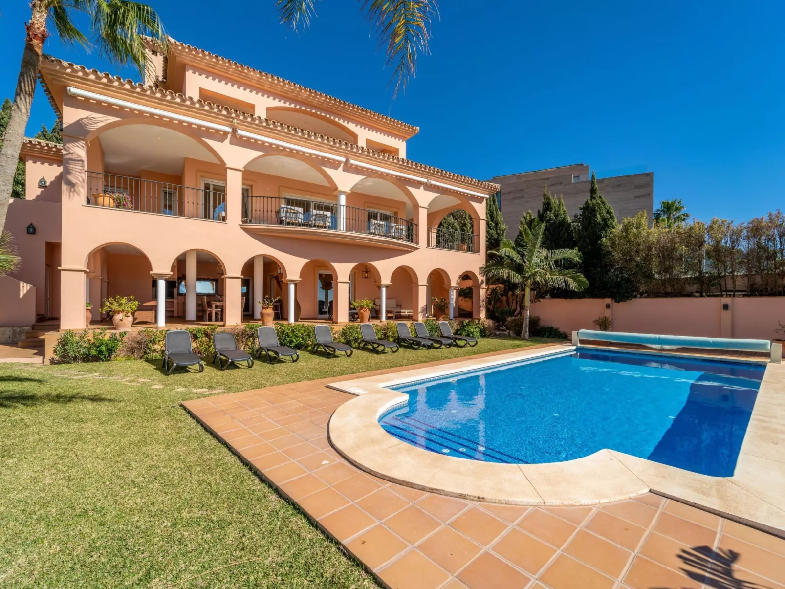 Luxuriöse Villa mit beheiztem Pool und Whirlpool-Binnen