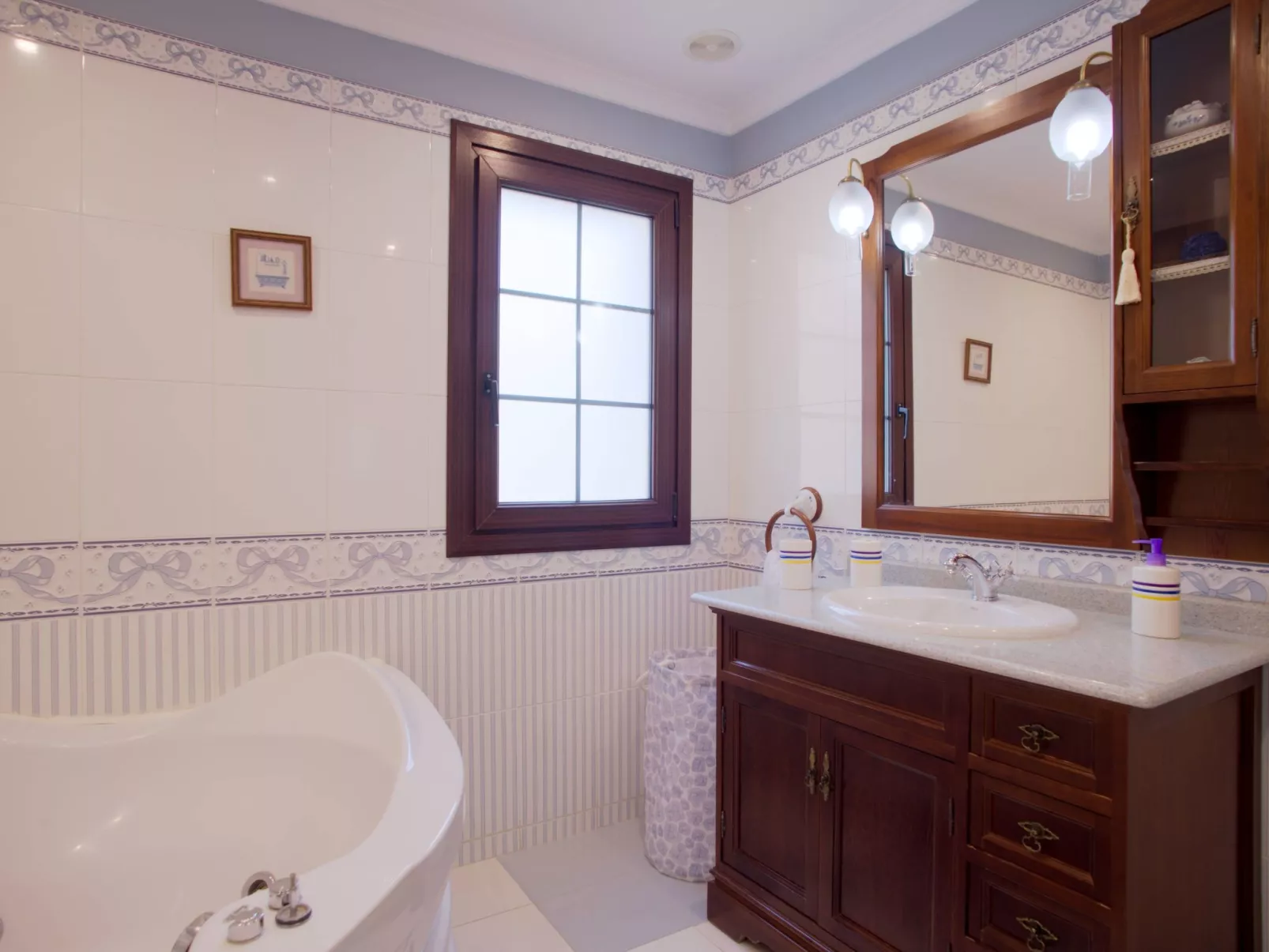 Villa Lucas mit Gartenterrasse und Schwimmbad-Binnen