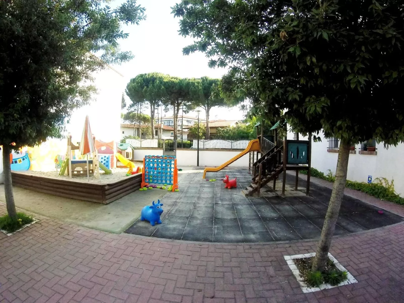 In Lido Di Spina mit Möbliertem Balkon-Buiten