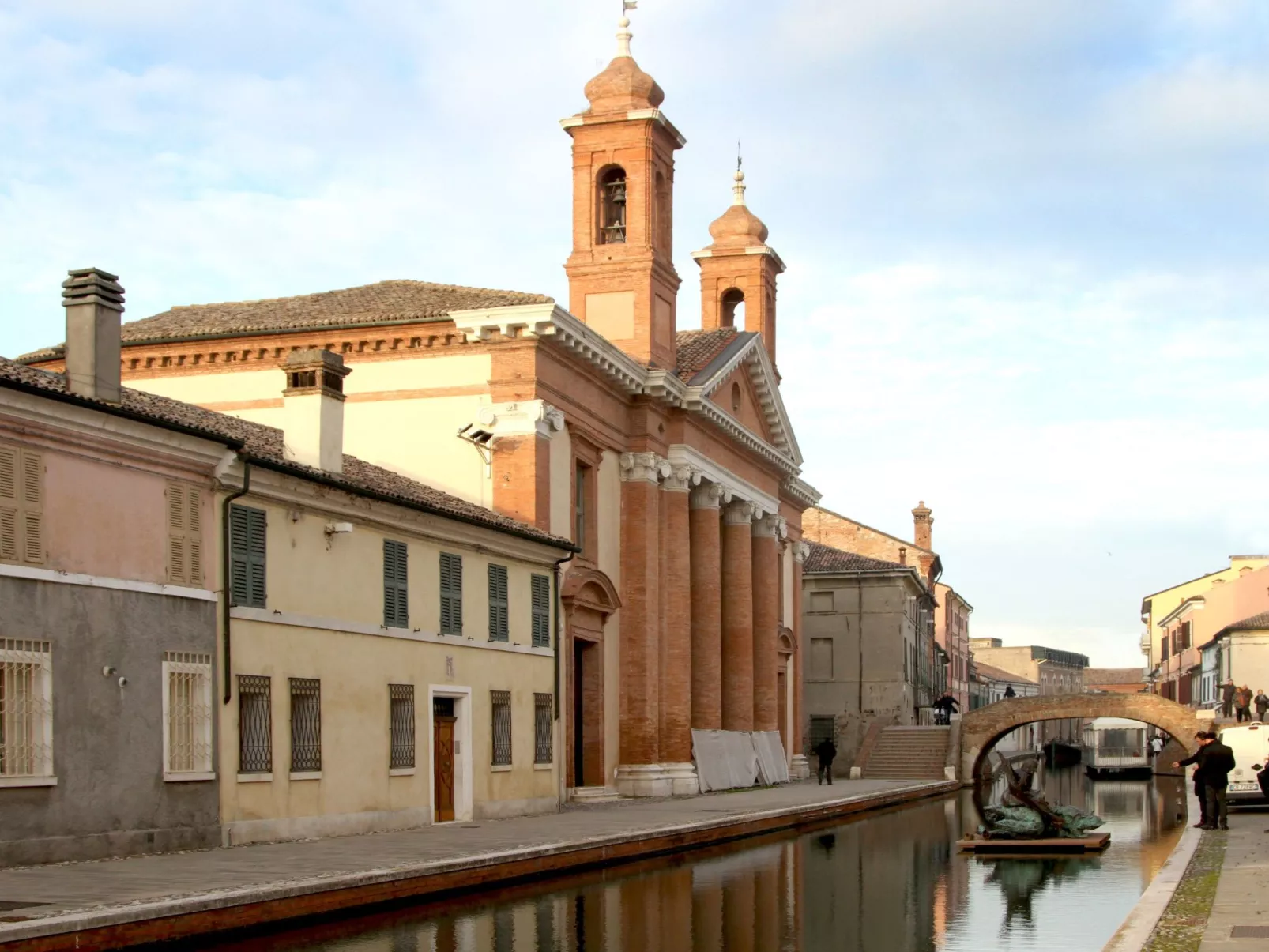 Vier-Zimmer-Villa, vertikal, 2 Bäder-Binnen