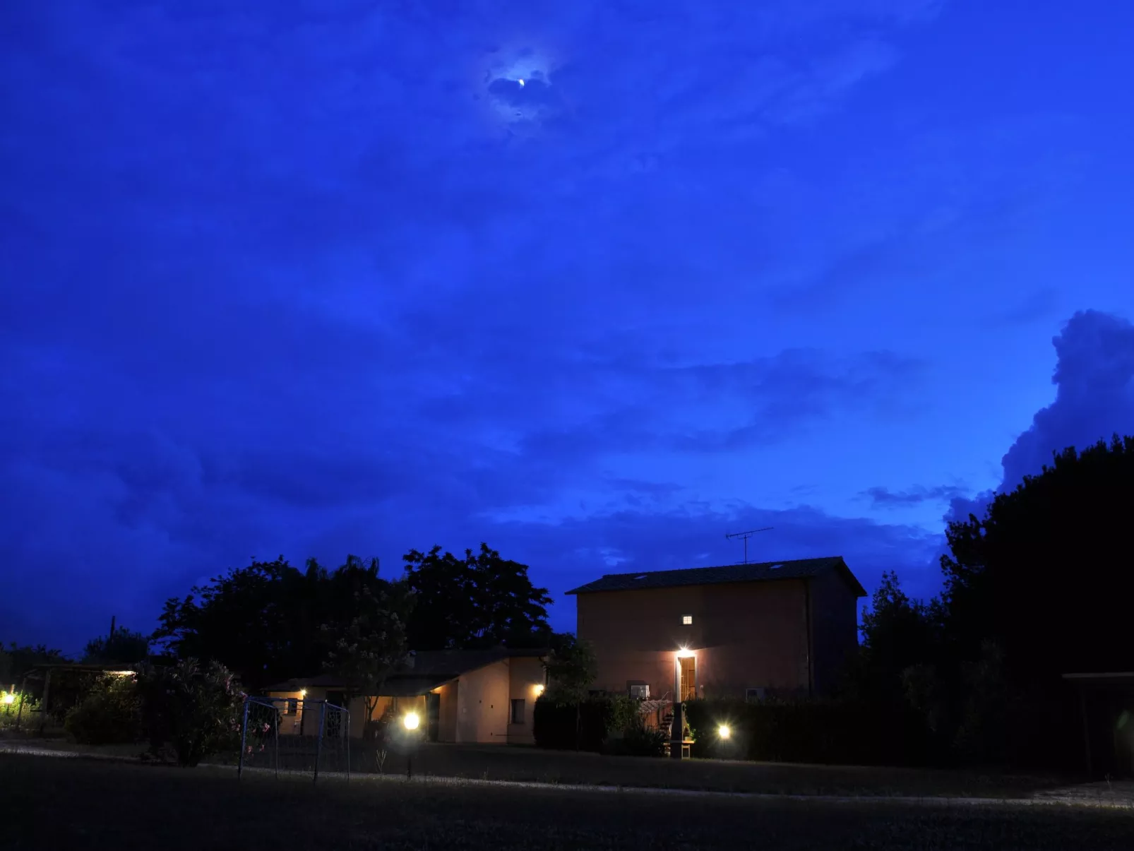 "Casa Olmo" Schwimmbad und Jacuzzi, privater Garten-Binnen