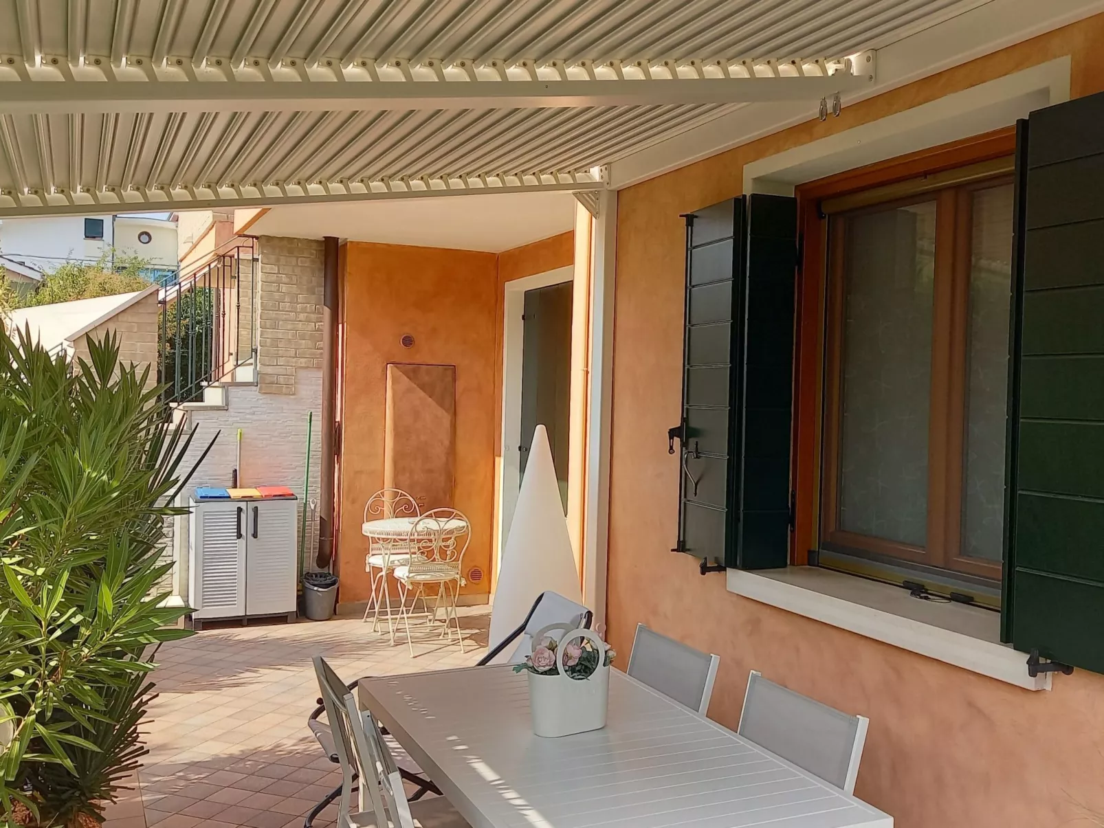 Stilvoller und gemütlicher Mini mit Garage-Buiten