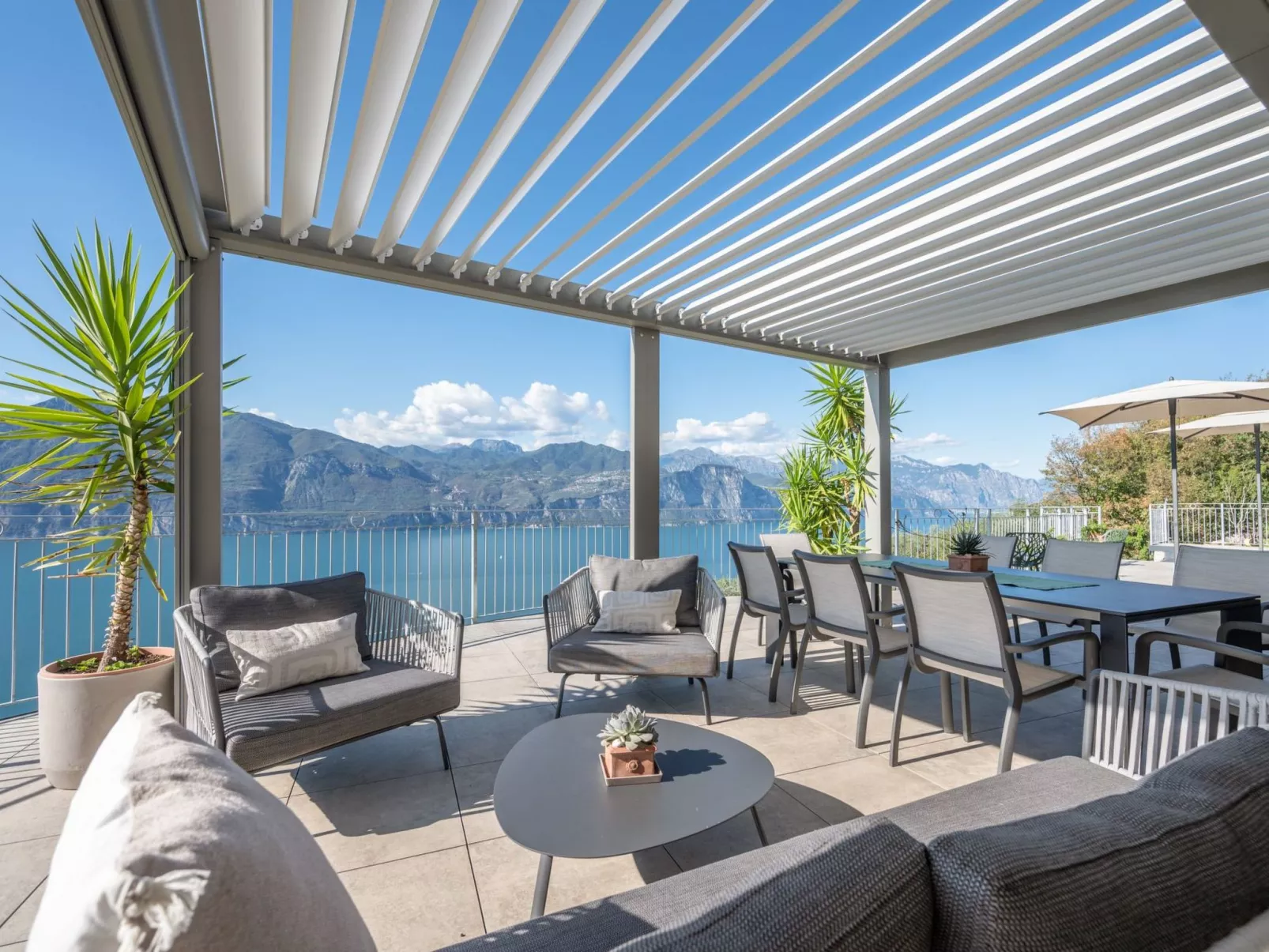 Alleinstehende Villa mit Pool und Traumaussicht-Binnen