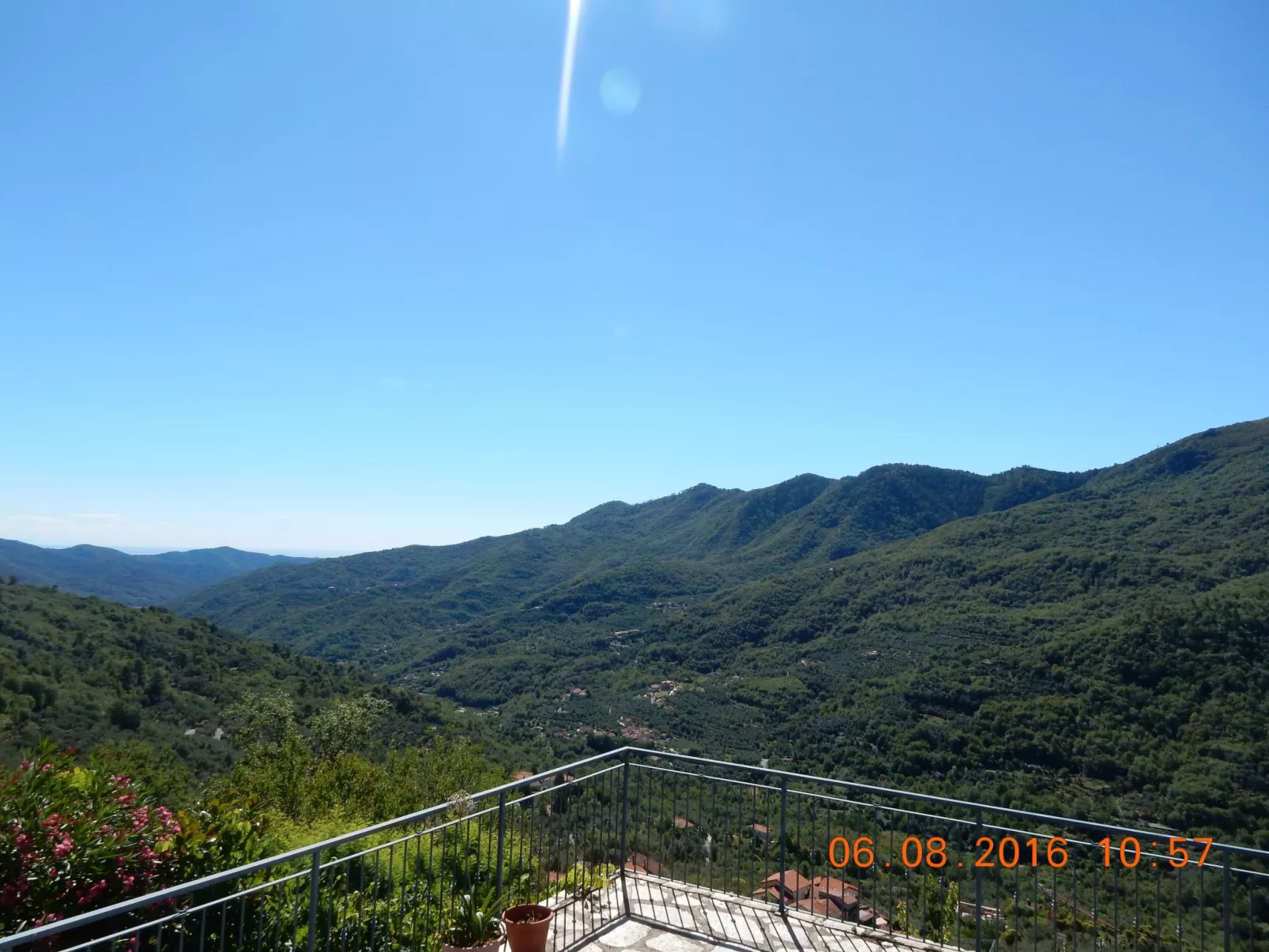 Schönes Ferienhaus mit Garten und Whirlpool-Buiten